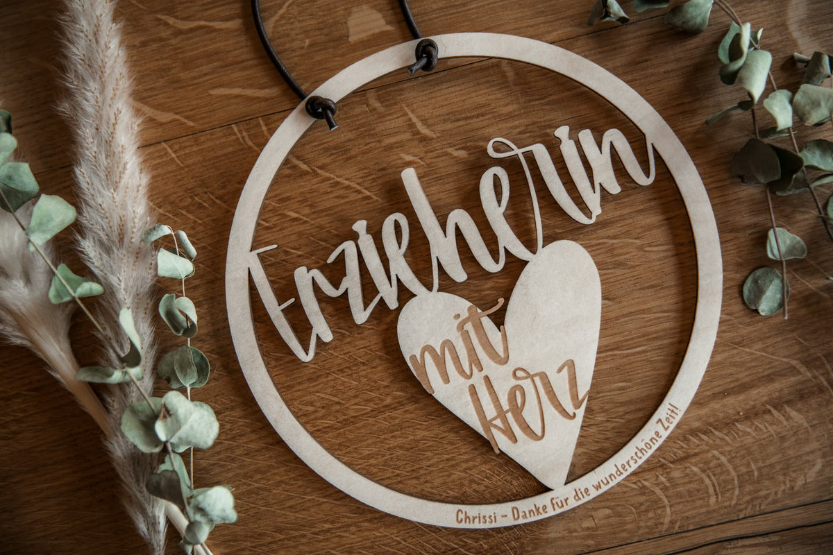 Holzring mit Schriftzug „Erzieherin mit Herz“ als Abschiedsgeschenk für Erzieher