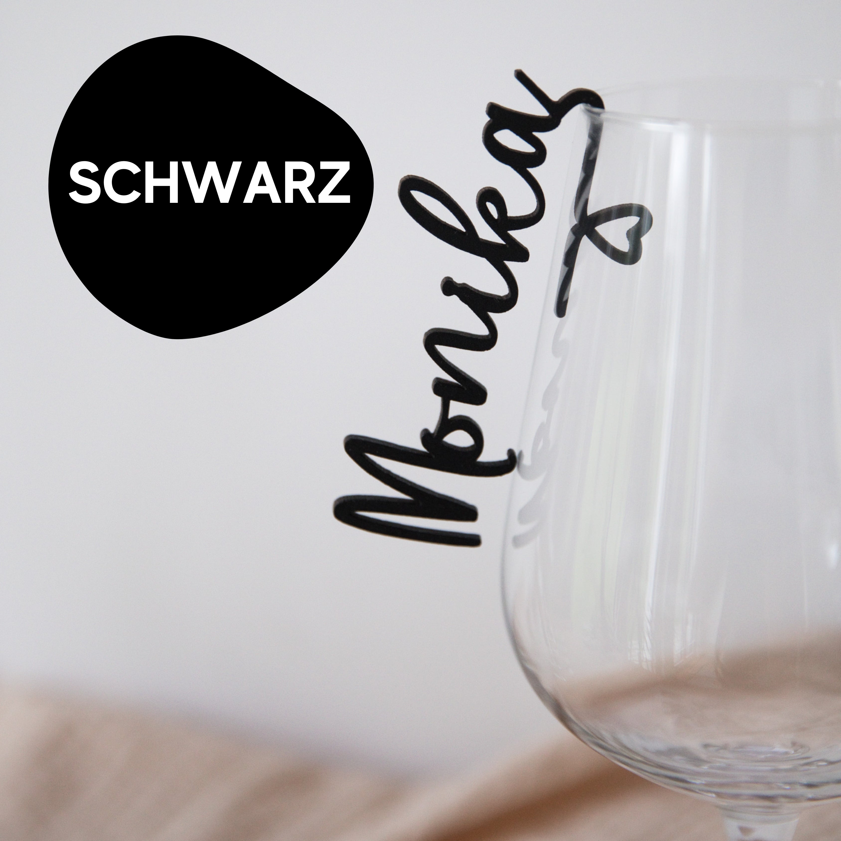 Der Glasmarkierer mit Namen von Laserhelden verfügt über ein klares Weinglas mit Ihrem Namen in schwarzer Schrift, einem auffälligen SCHWARZ-Logo auf Weiß und eignet sich ideal als stilvolles Namensschild oder für stilvolle Veranstaltungen.