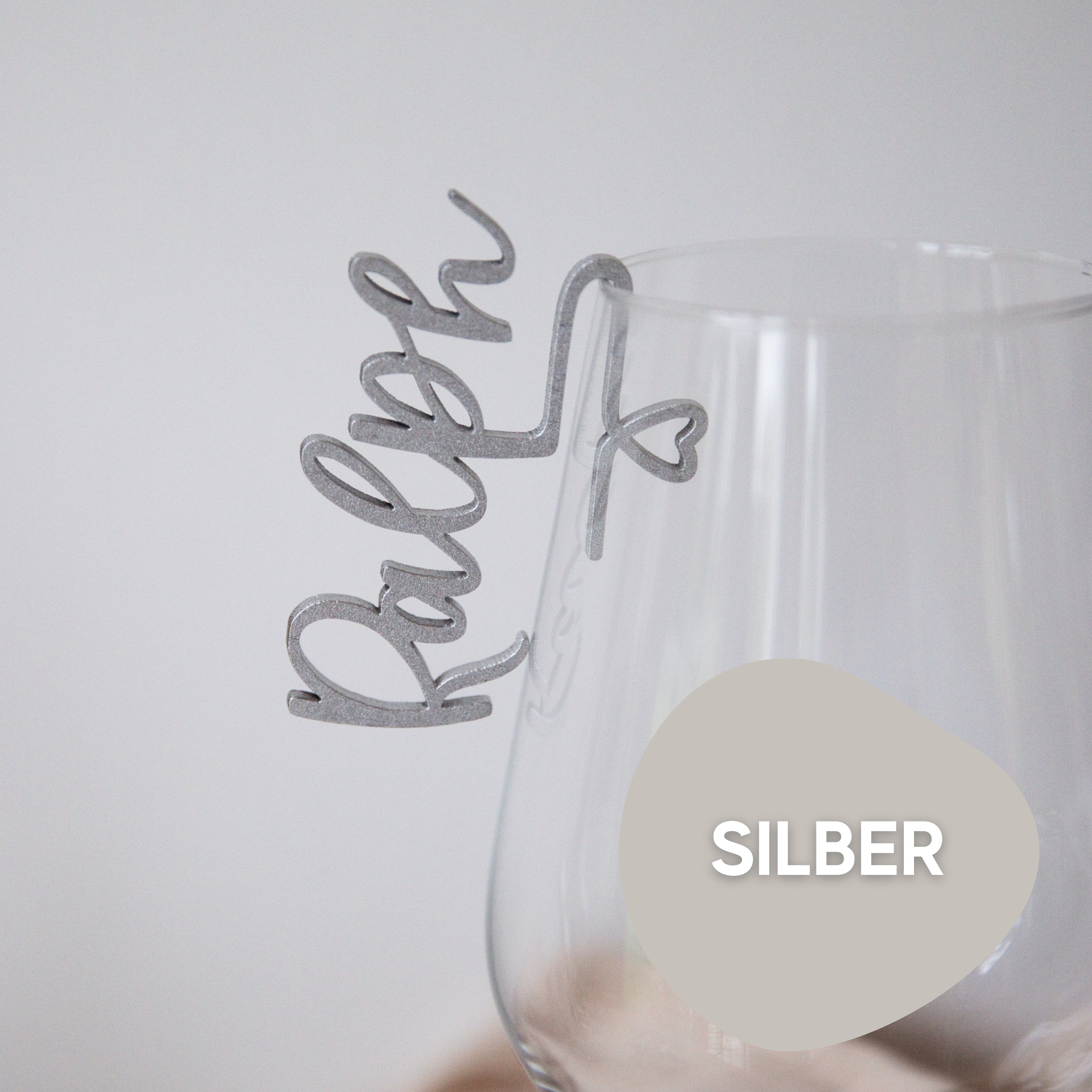 Der Glasmarkierer mit Namen von Laserhelden: Ein eleganter Weinglas-Anhänger mit silbernem Namensschild – ideal als stilvolles, personalisiertes Accessoire für jede Hochzeit oder Feier.