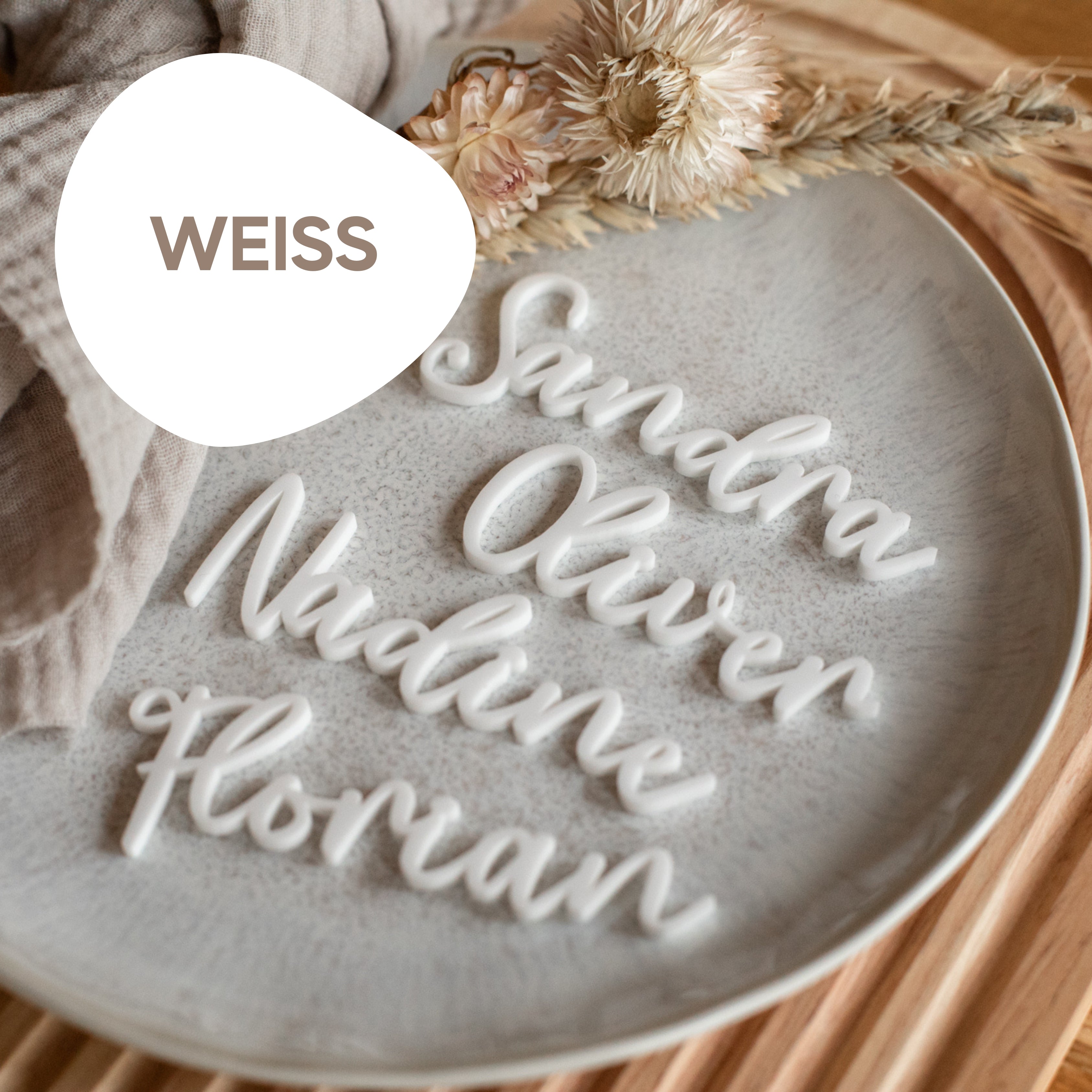 Die „Namensschilder Hochzeit“ von Laserhelden sind Acryl-Namensschilder mit edler weißer Schrift für Sandra, Oliver, Nadine und Florian, akzentuiert mit Trockenblumen und beigem Stoff für personalisierte Hochzeitstischkarten.