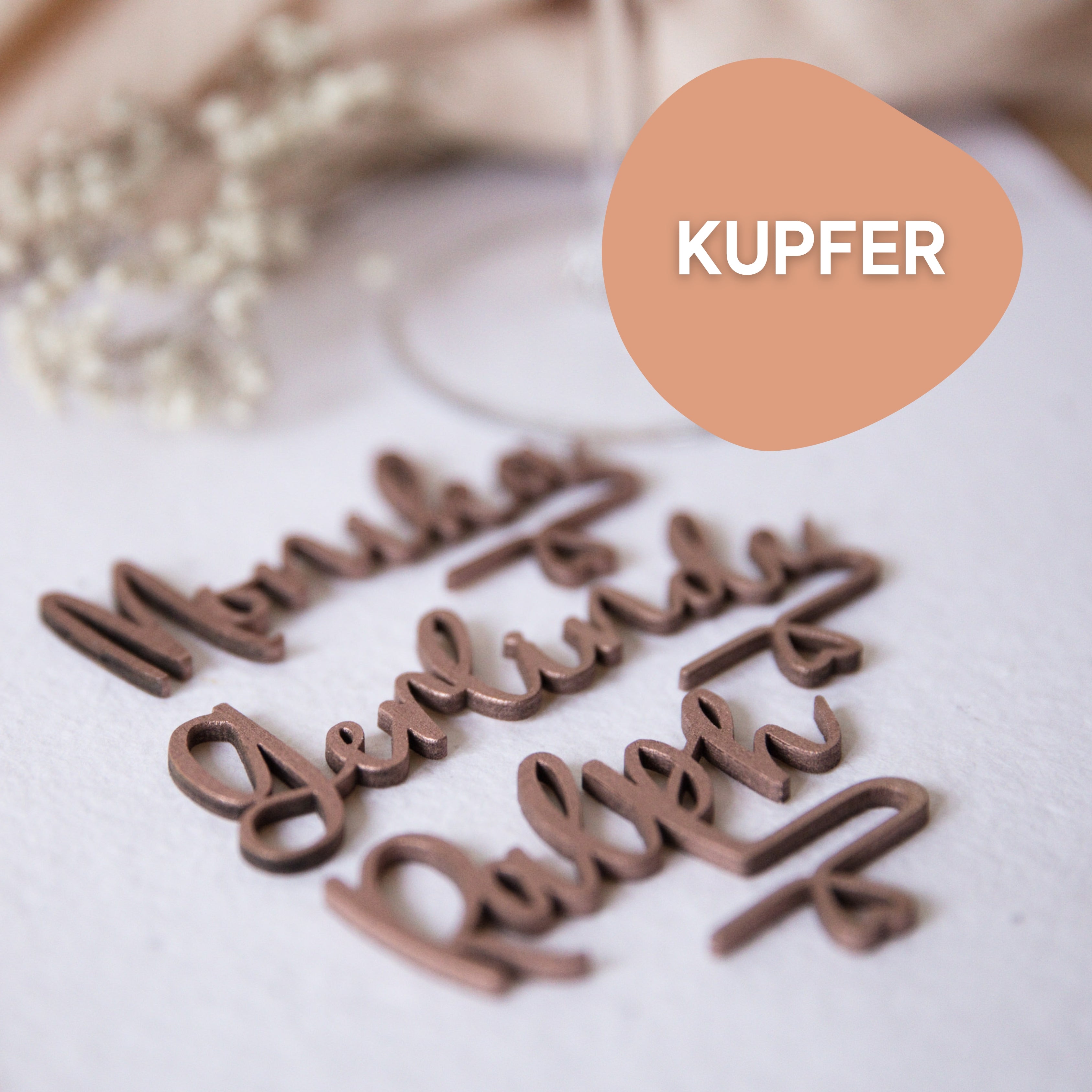 Kupferfarbene Glasmarkierer mit Namen von laserhelden – stilvolle, personalisierte Namensschilder für Hochzeiten oder Partys. Oben rechts erscheint das Wort KUPFER in Pfirsichform, perfekt als Namensschild Hochzeit oder einzigartiger Glasmarkierer.