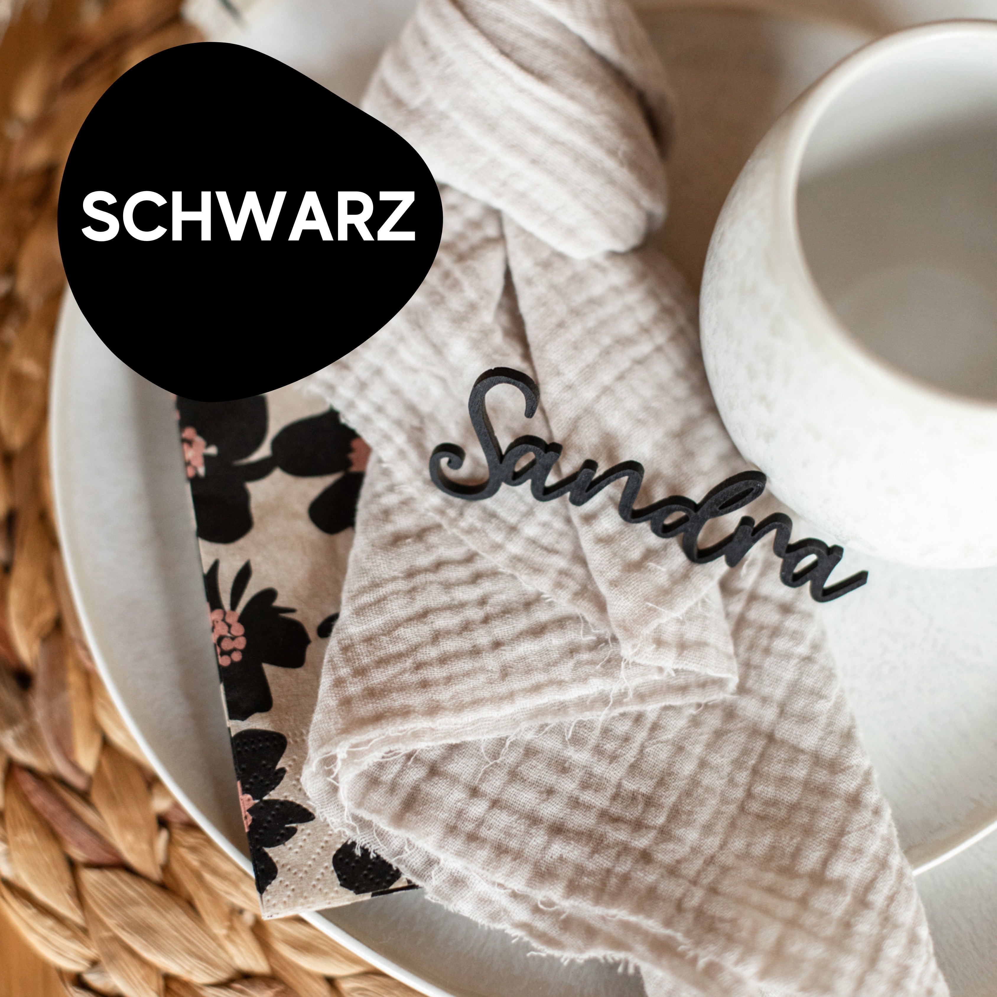 Eine atemberaubende Tischdekoration umfasst eine beige Serviette, ein Blumenmenü und eine Tasse auf einem gewebten Tischset. Ein elegantes laserhelden Holz-Namensschild mit der Aufschrift „Sandra“ verleiht dieser handgefertigten Tischdekoration Charme und macht sie perfekt für jede anspruchsvolle Veranstaltung.
