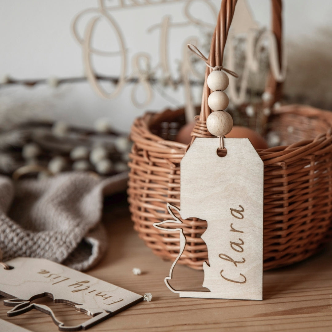 Personalisierter Holzanhänger mit Osterhase & Holzperlen ideal für ein Osterkörbchen