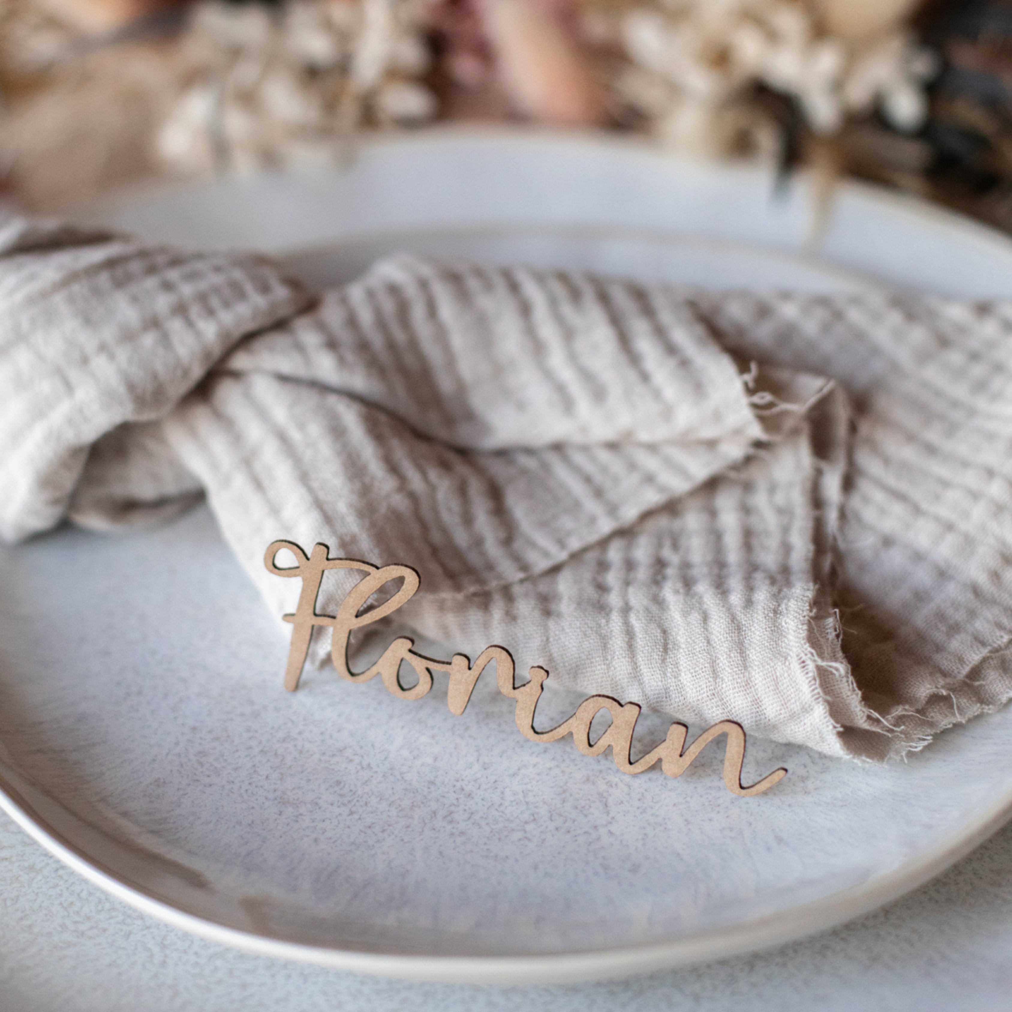 Das „Namensschild Hochzeit“ von Laserhelden aus Kraftpapier ist ideal für eine Boho-Hochzeit.