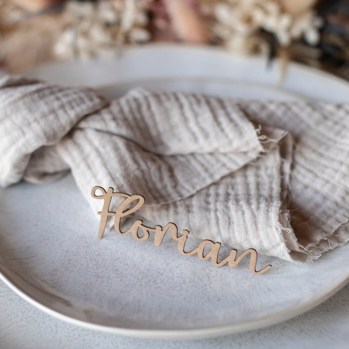 Das „Namensschild Hochzeit“ von Laserhelden aus Kraftpapier ist ideal für eine Boho-Hochzeit.