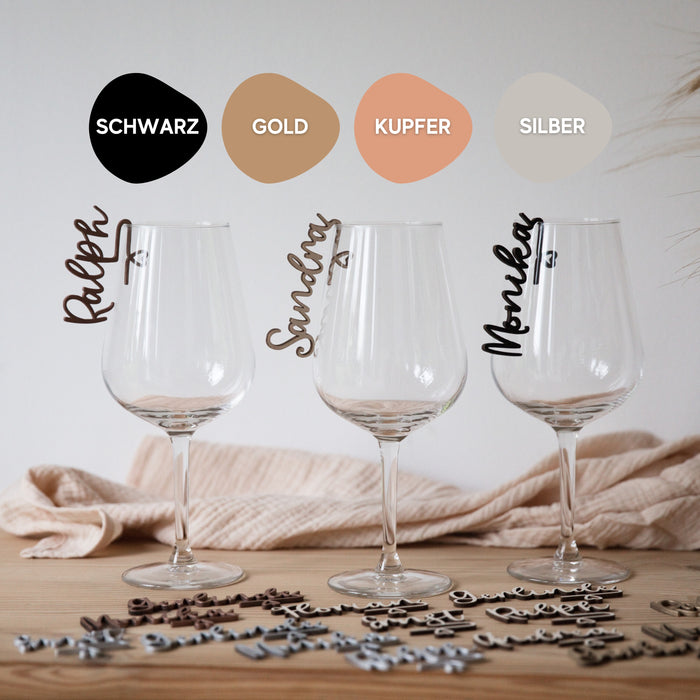 Drei Weingläser mit laserhelden Glasmarkierer mit Namen; Farboptionen: Schwarz, Gold, Kupfer und Silber.