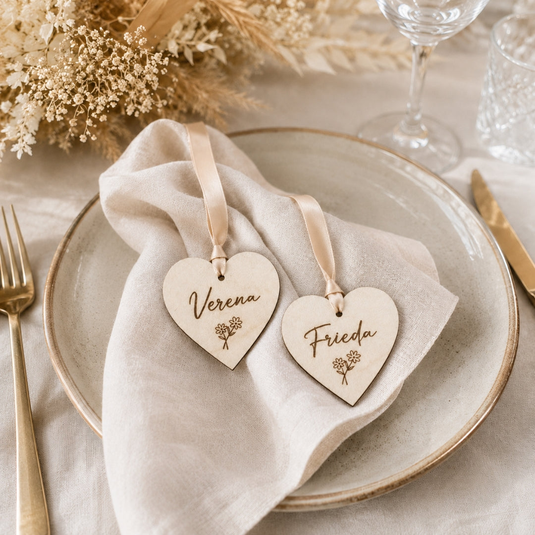 Personalisierte Platzkarten Hochzeit Herz aus Holz mit Namensgravur