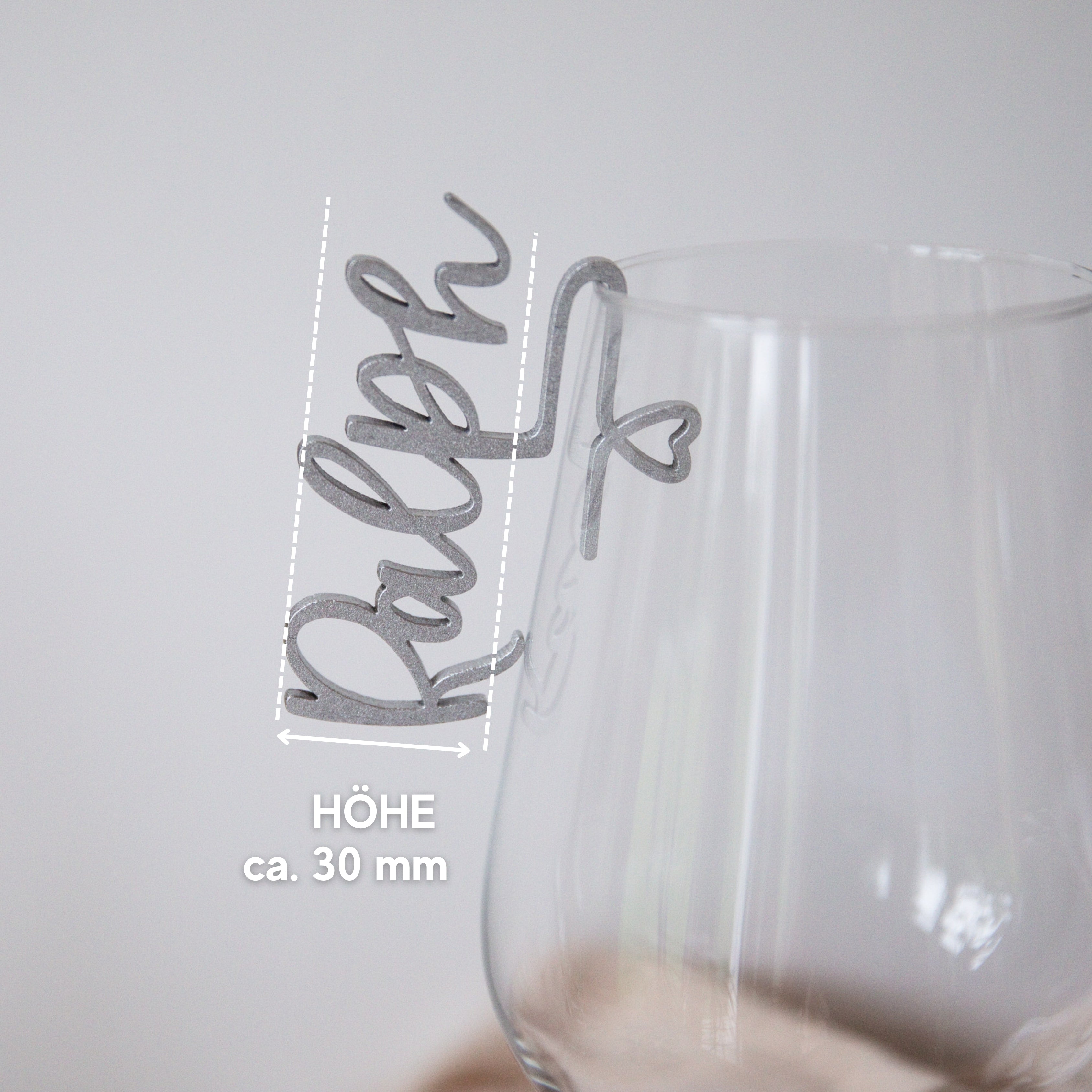 Edler Glasmarkierer mit Namen „Ralph“ von Laserhelden: Silbernes Namensschild mit Herz, ca. 30mm hoch, personalisiert für Hochzeit oder besondere Anlässe – stilvoller Glasrand-Schmuck mit deutschem Text.