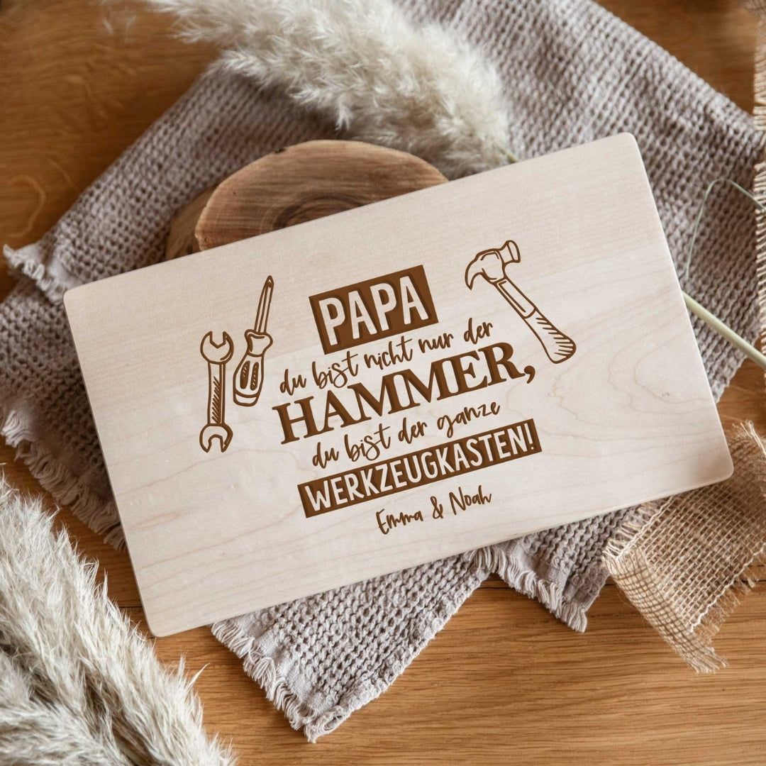 Personalisiertes Brotzeitbrett mit Gravur von laserhelden – perfektes Vatertagsgeschenk für Papa mit Spruch „Papa, du bist der ganze Werkzeugkasten!“ und Werkzeug-Motiven.