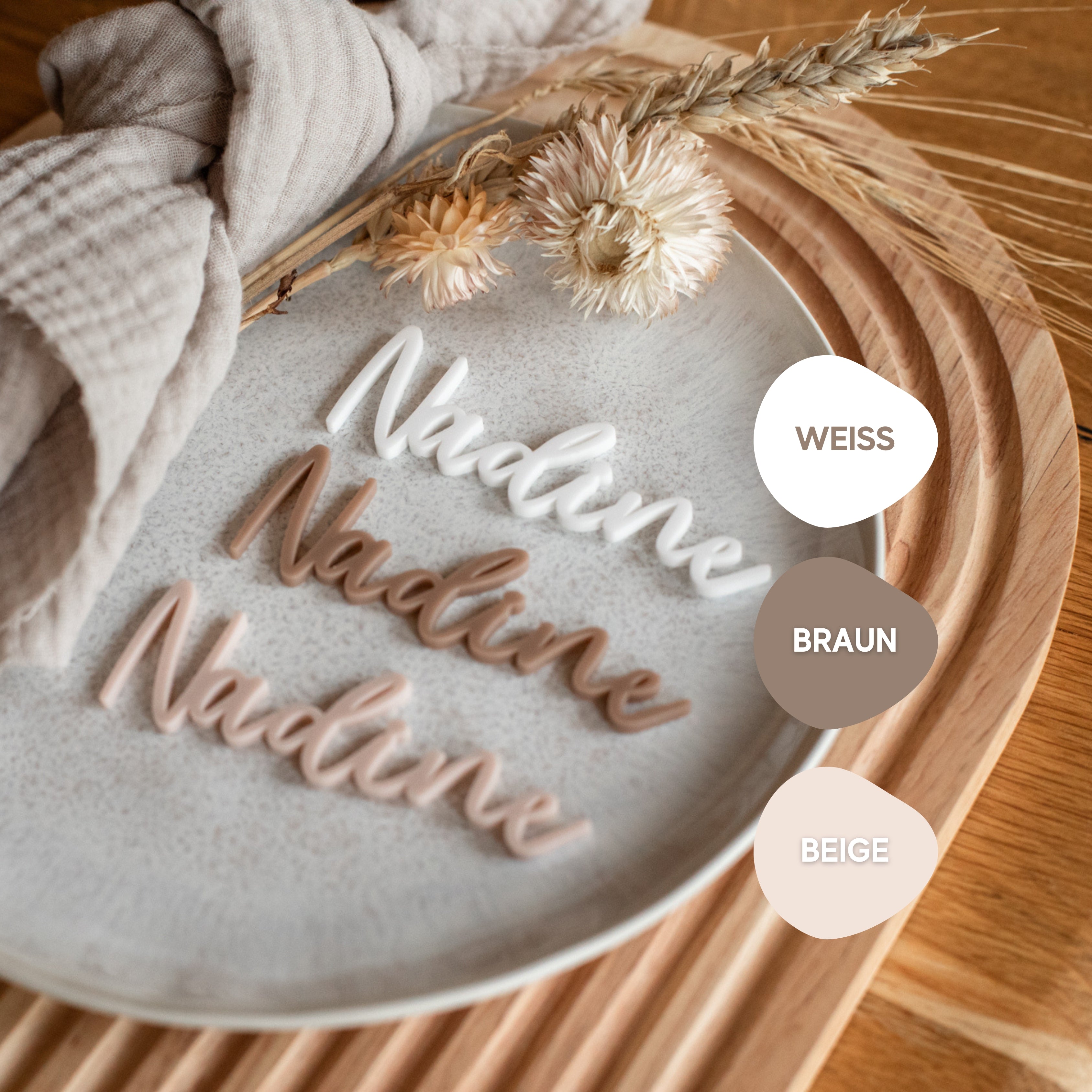 Ein wunderschön arrangierter Teller mit einer beigen Serviette, eleganten Blumen und der kunstvollen Aufschrift „Nadine“ in Weiß-, Braun- und Beigetönen. Perfekt, um Ihrer Veranstaltung mit diesen laserhelden Namensschildern Hochzeit oder personalisierten Platzkarten eine elegante Note zu verleihen.