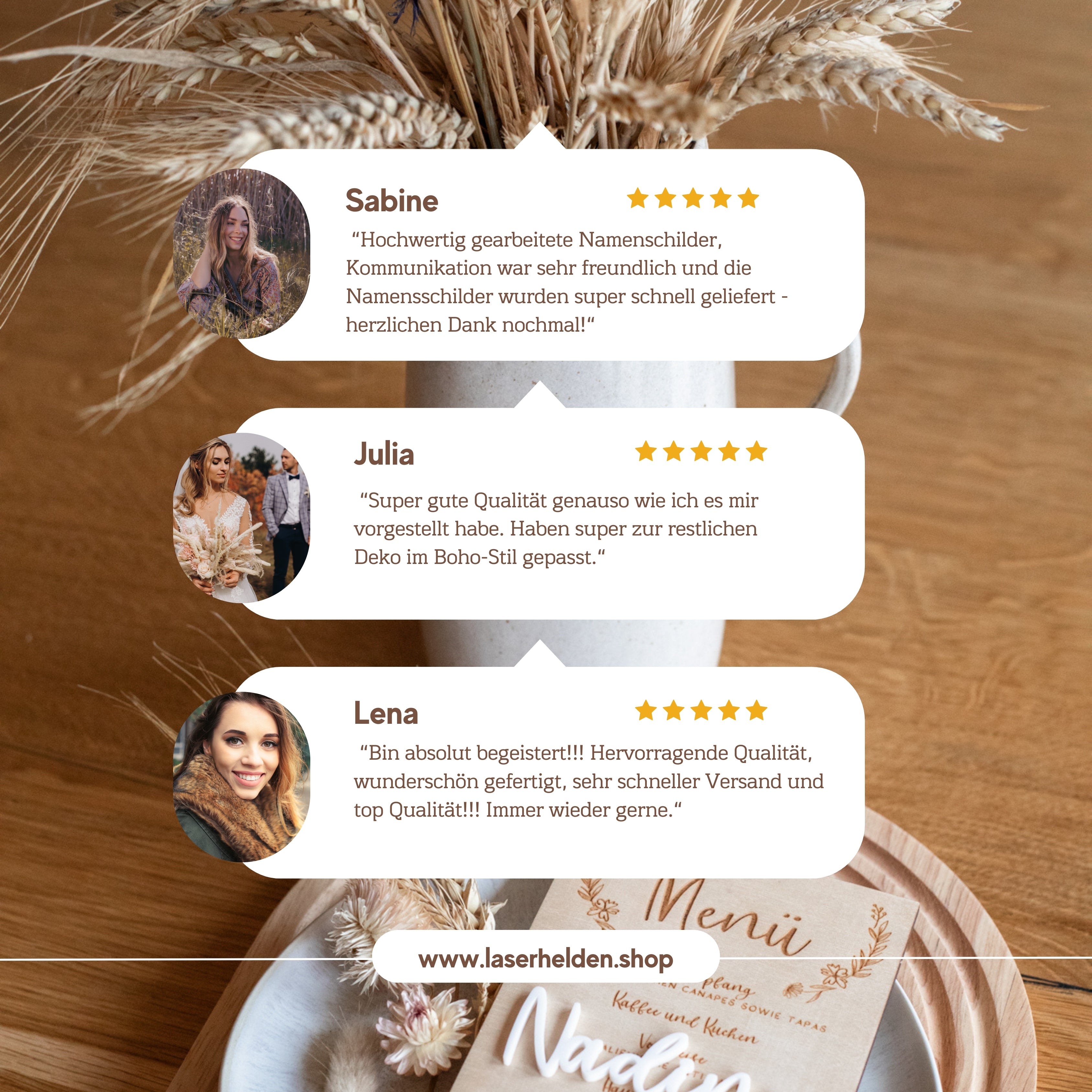 Drei begeisterte Testimonials unterstreichen das bezaubernde Dekor im Boho-Stil mit Trockenblumen, strukturiertem Holz und wunderschönen personalisierten Platzkarten von „Namensschilder Hochzeit“ von laserhelden, die einen einzigartigen Hauch von Eleganz verleihen.