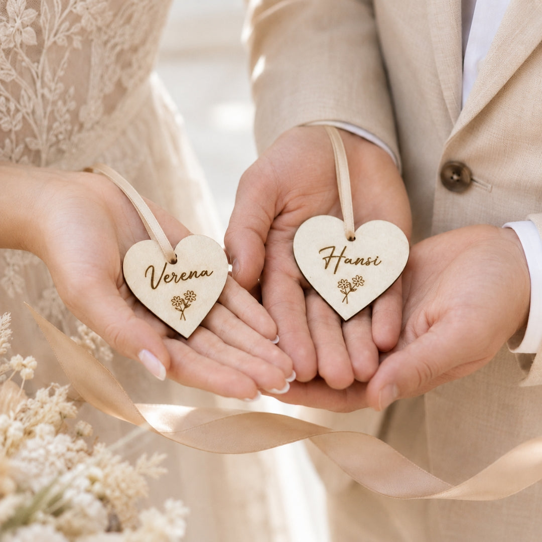Personalisierte Platzkarten Hochzeit Herz aus Holz mit Namensgravur