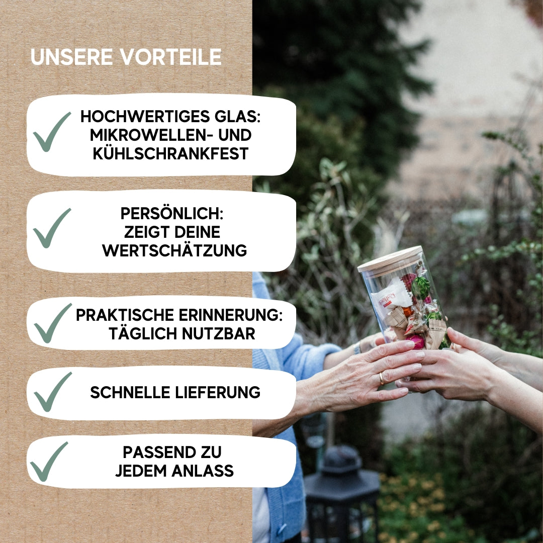 Zwei Personen schenken sich das „Personalisiertes Vorratsglas – Finger weg“ von Laserhelden mit Gravur; Dann sind die Vorteile des Produkts als Text aufgeführt.