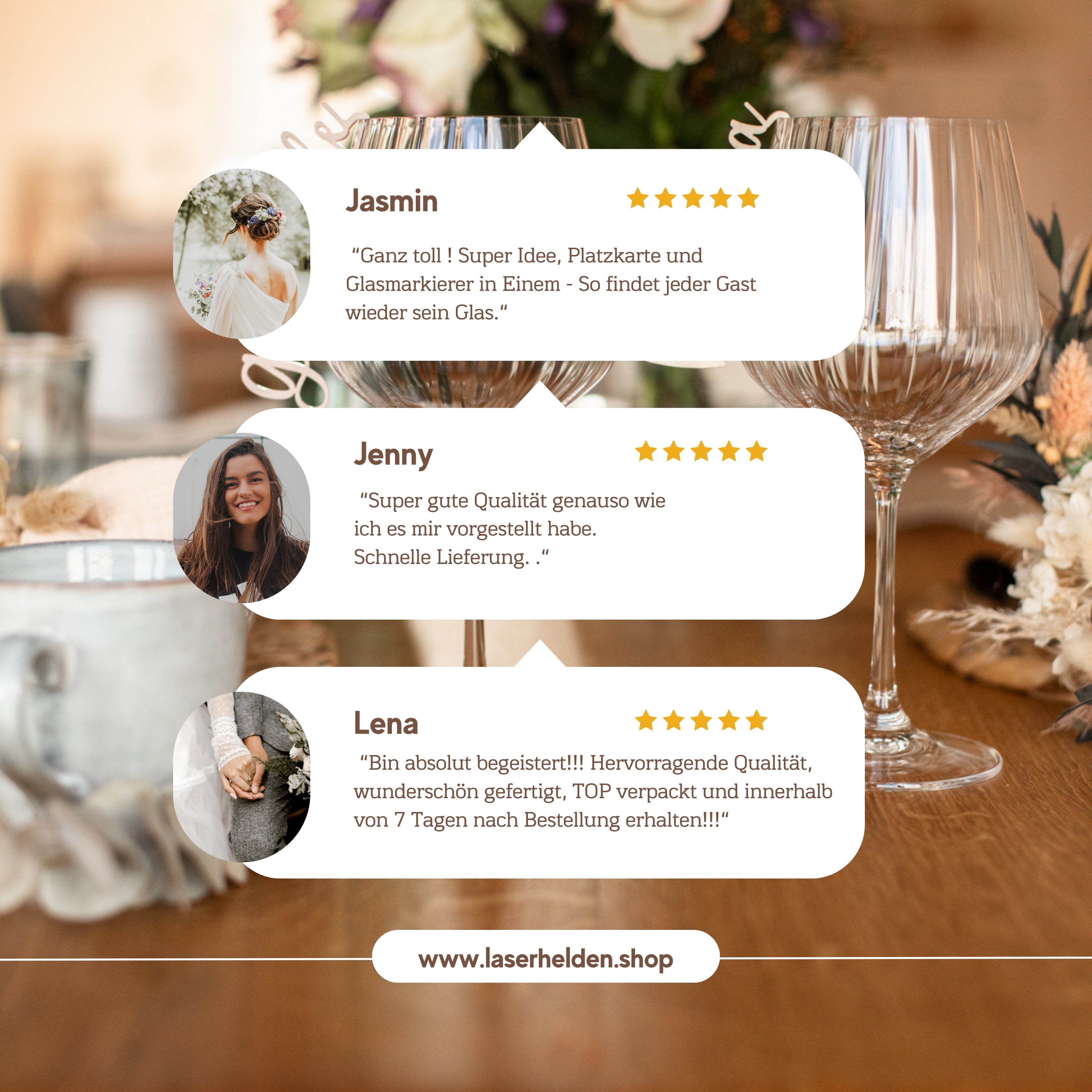Drei Kundenrezensionen mit Sternebewertungen auf einem unscharfen Tischdekorationshintergrund mit Weingläsern, die mit einem laserheldenbasierten Glasmarkierer aus Acryl und Blumen geschmückt sind.