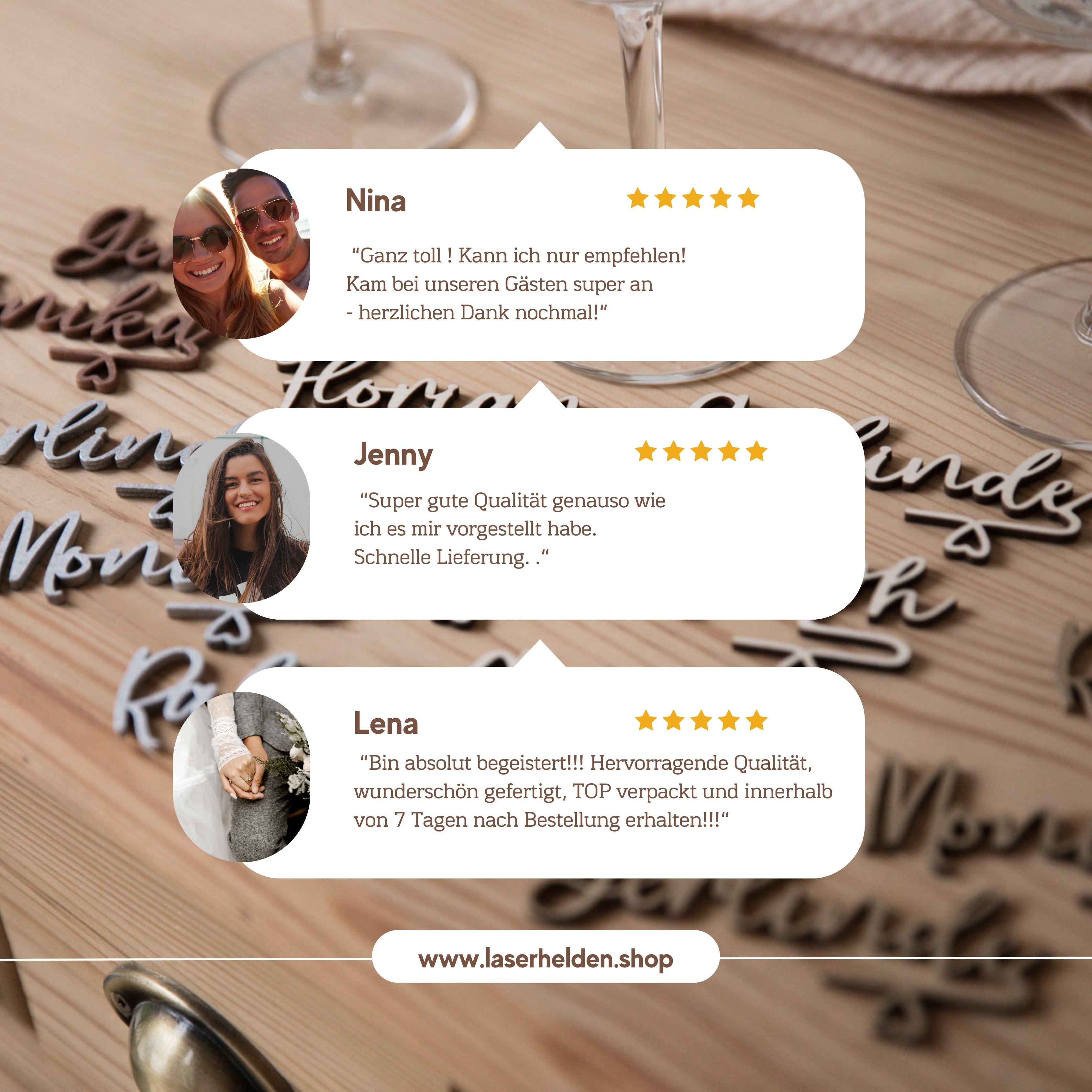 Drei 5-Sterne-Bewertungen über einem Holztisch und dekorativem Text. Glasmarkierer mit Namen von Laserhelden – perfektes personalisiertes Namensschild, ideal für Hochzeiten. Website-Link am unteren Rand.