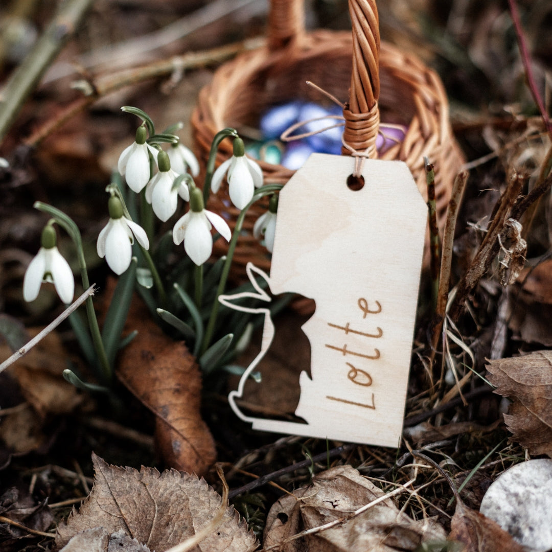 Personalisierter Holzanhänger mit Osterhase ideal für ein Osterkörbchen