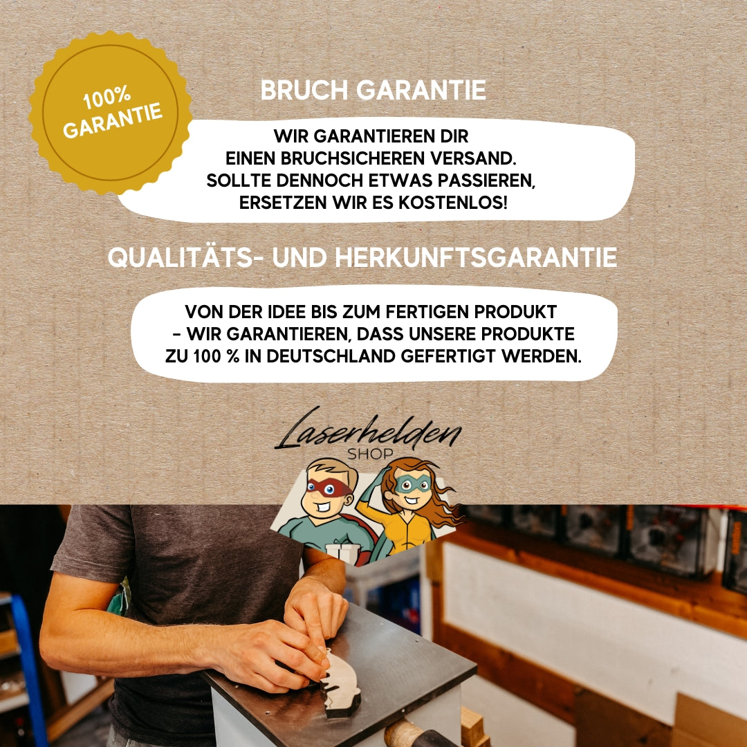 Eine Person arbeitet an einem personalisierten Brotzeitbrett mit Gravur – Geschenk zum Vatertag für Papa von Laserhelden in einer Werkstatt; Text zu Bruch- und Qualitätsgarantie liegt über dem Bild.