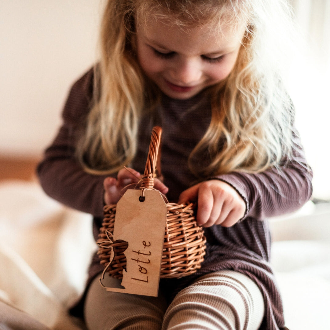 Personalisierter Holzanhänger mit Osterhase ideal für ein Osterkörbchen