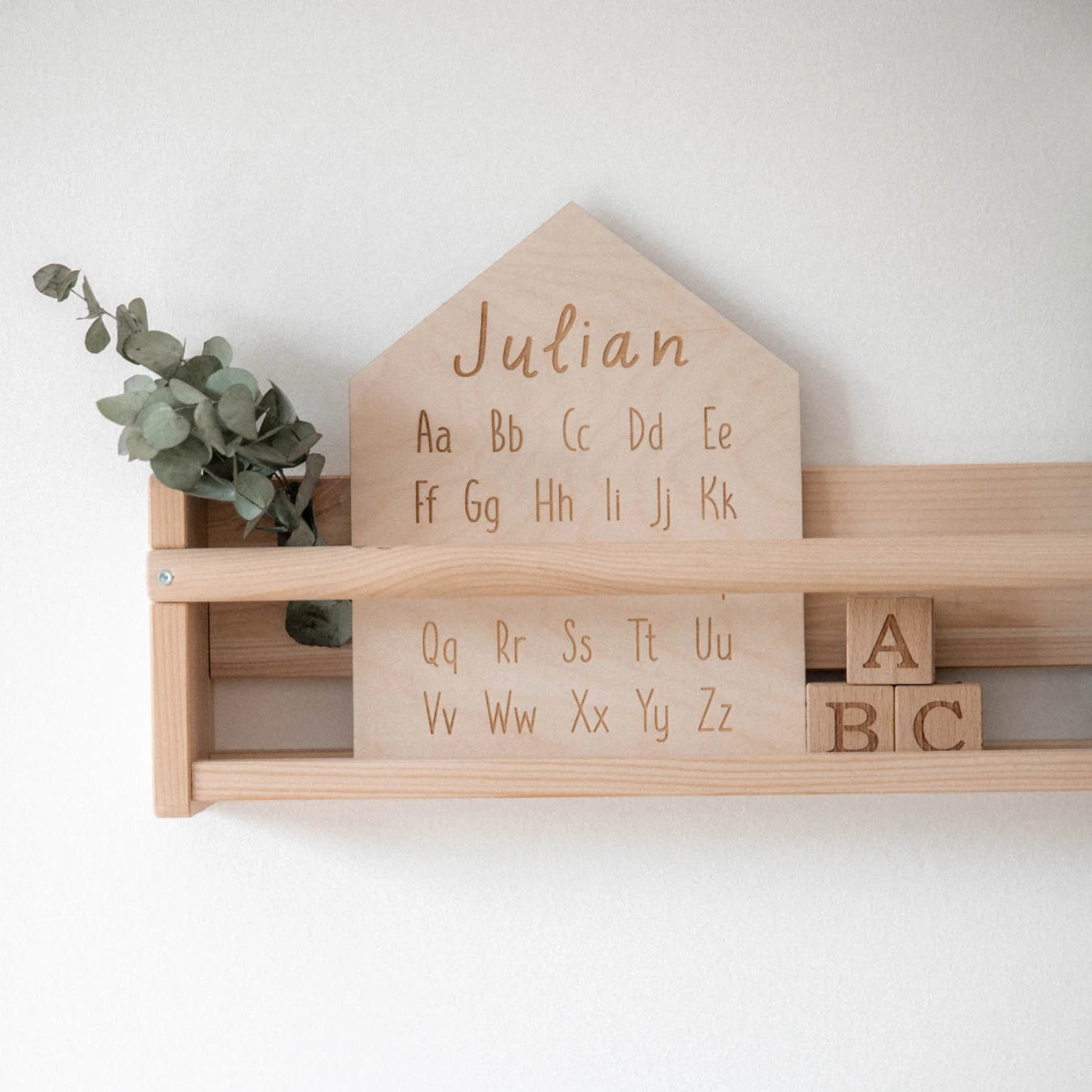 personalisiertes Holzschild mit Alphabet