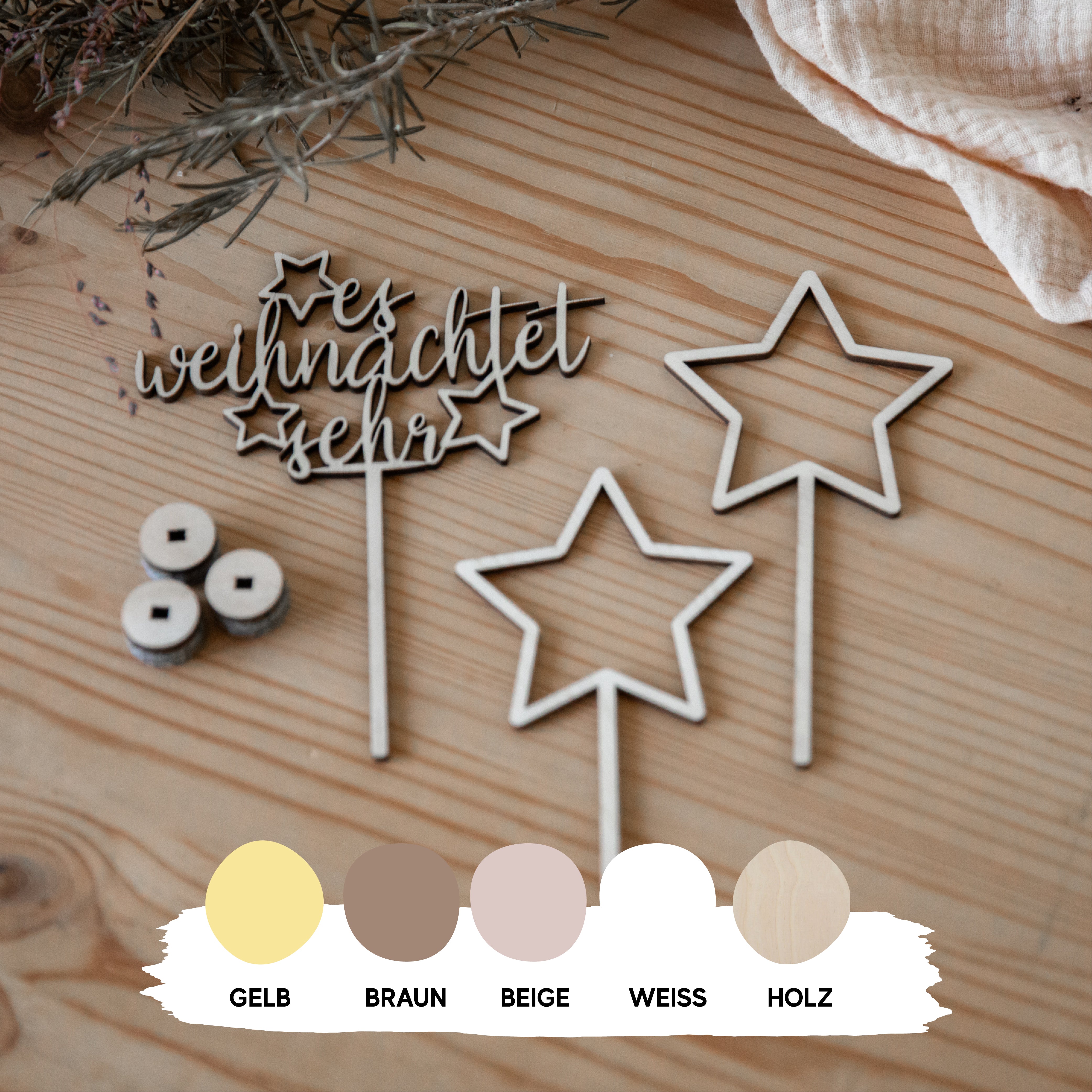 Der „Adventskranz aus Holz – Sterne“ von Laserhelden, eine Weihnachtsdekoration aus Holz mit Sternformen und festlichem Text, schmückt einen Holztisch und unterstreicht die warme Weihnachtsstimmung.