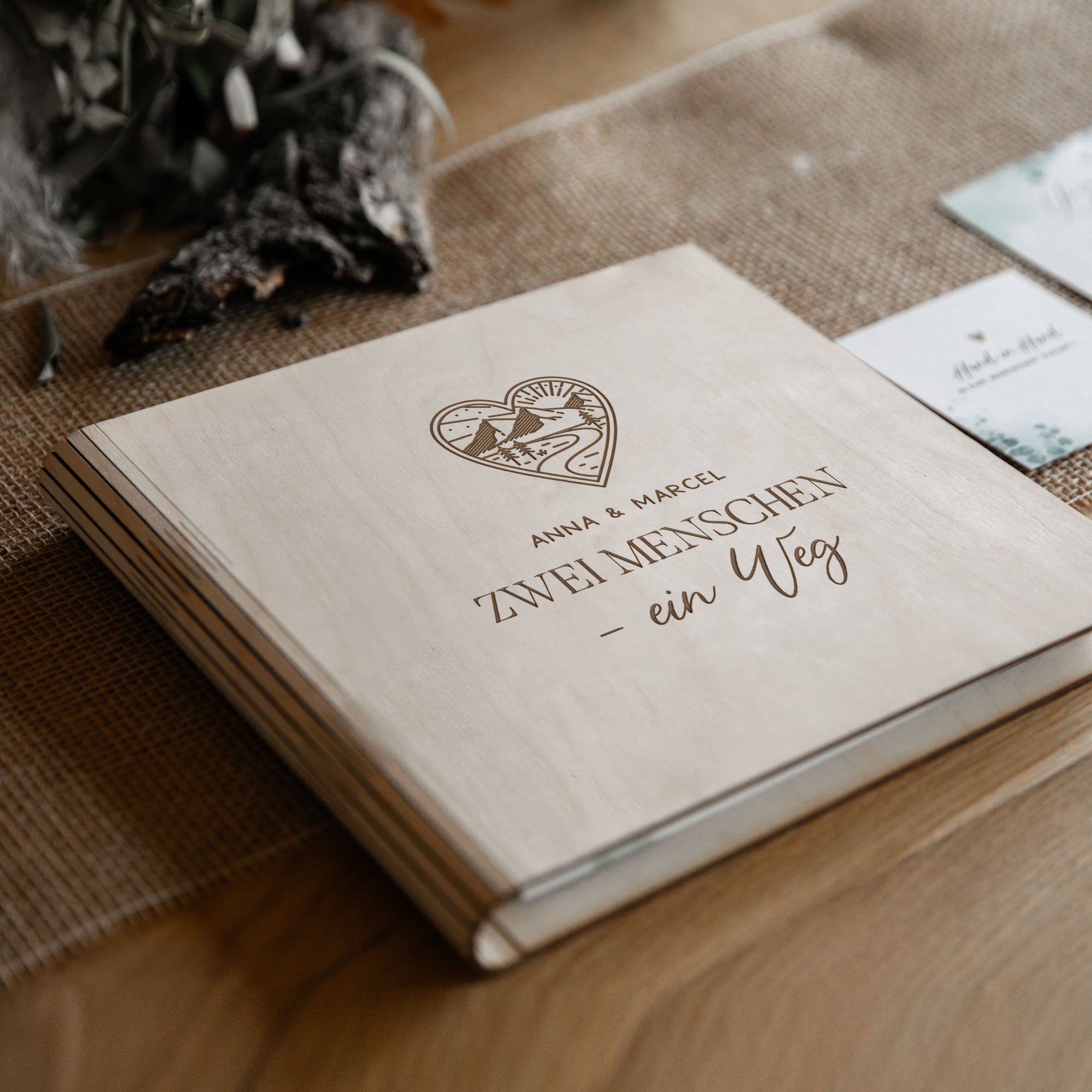 Gästebuch Holz Hochzeit Berge & Herz – personalisiert