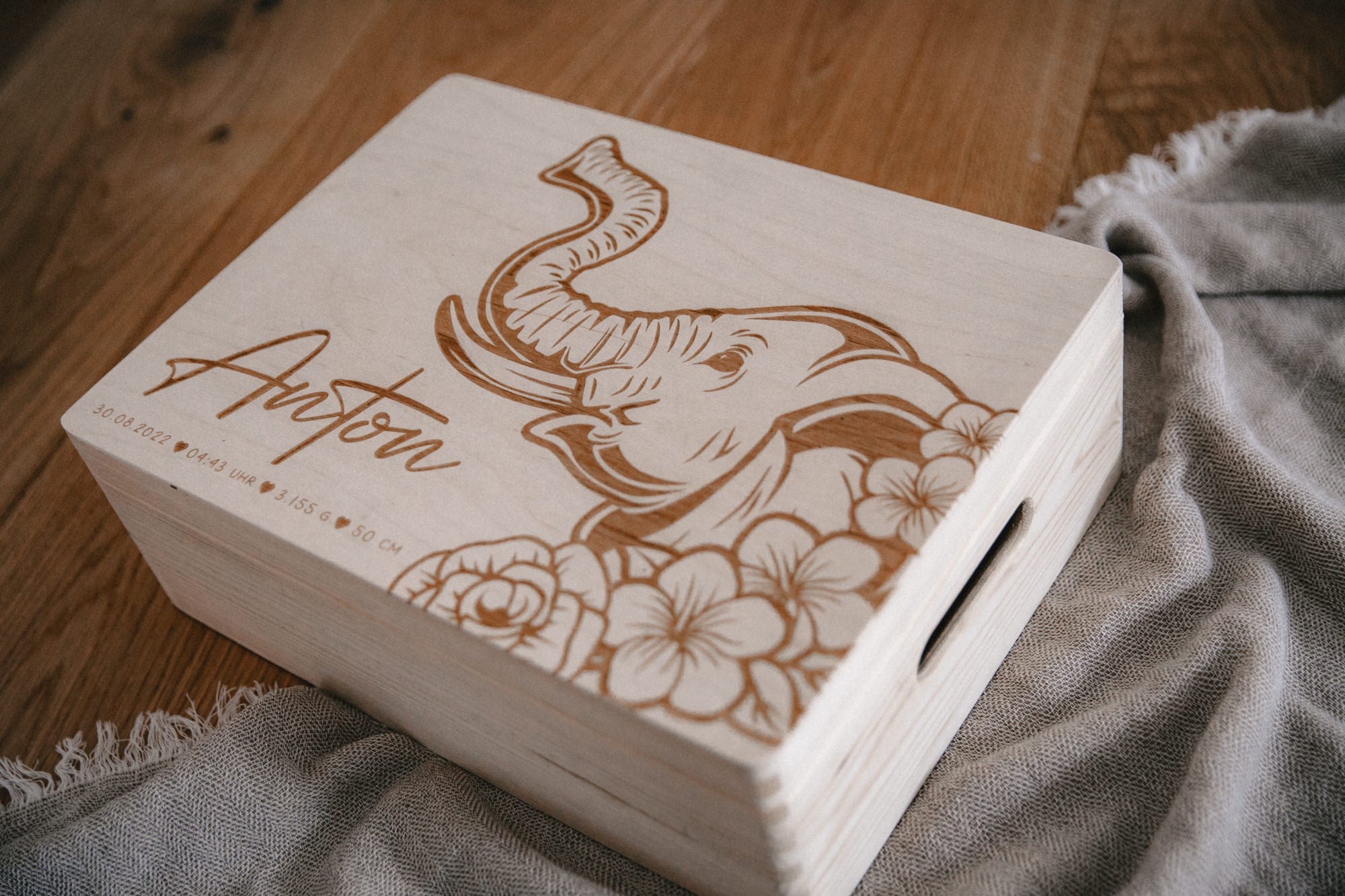 Erinnerungskiste aus Holz mit Elefantenmotiv - personalisiert