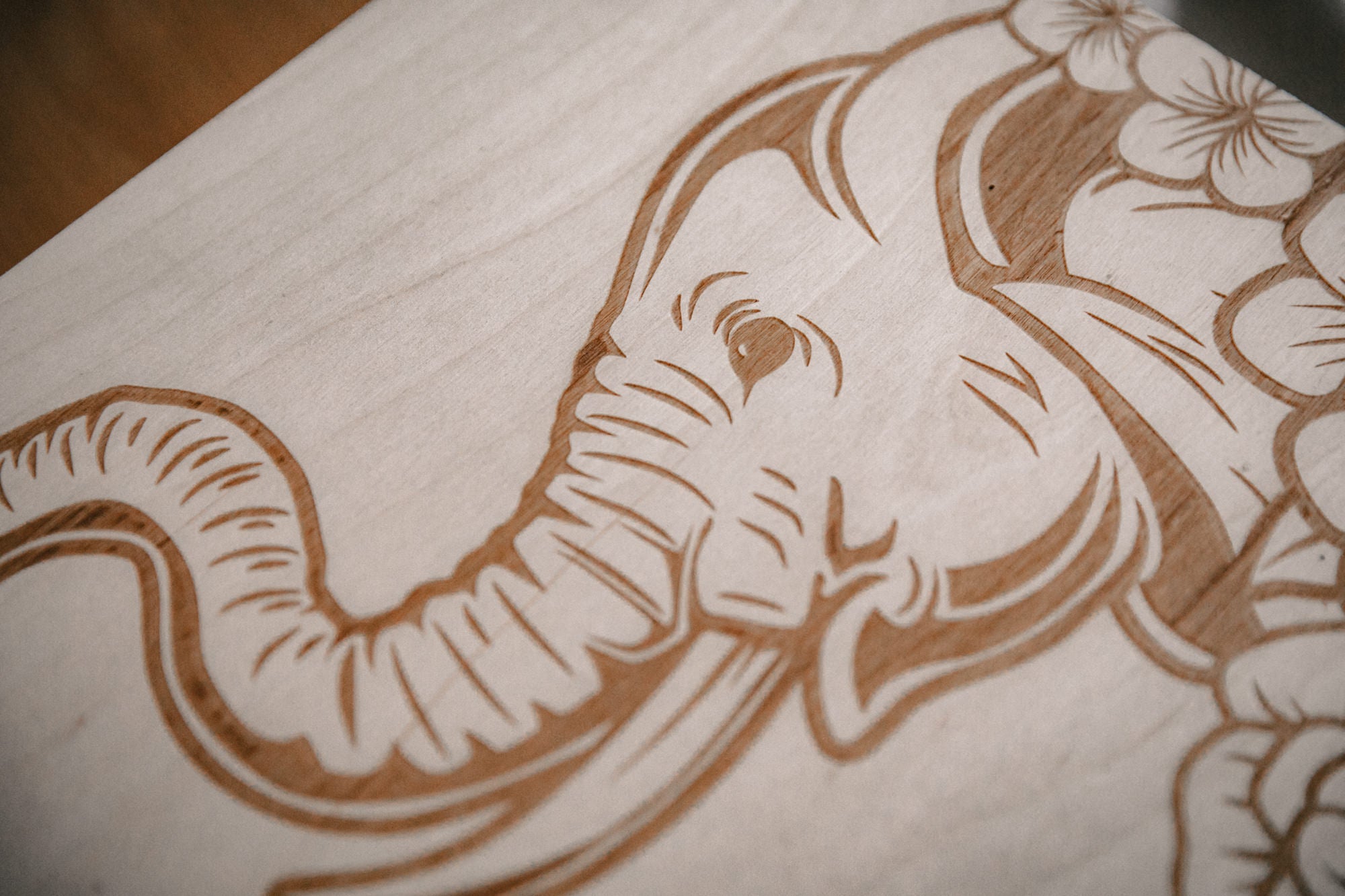 Erinnerungskiste aus Holz mit Elefantenmotiv - Nahaufnahme