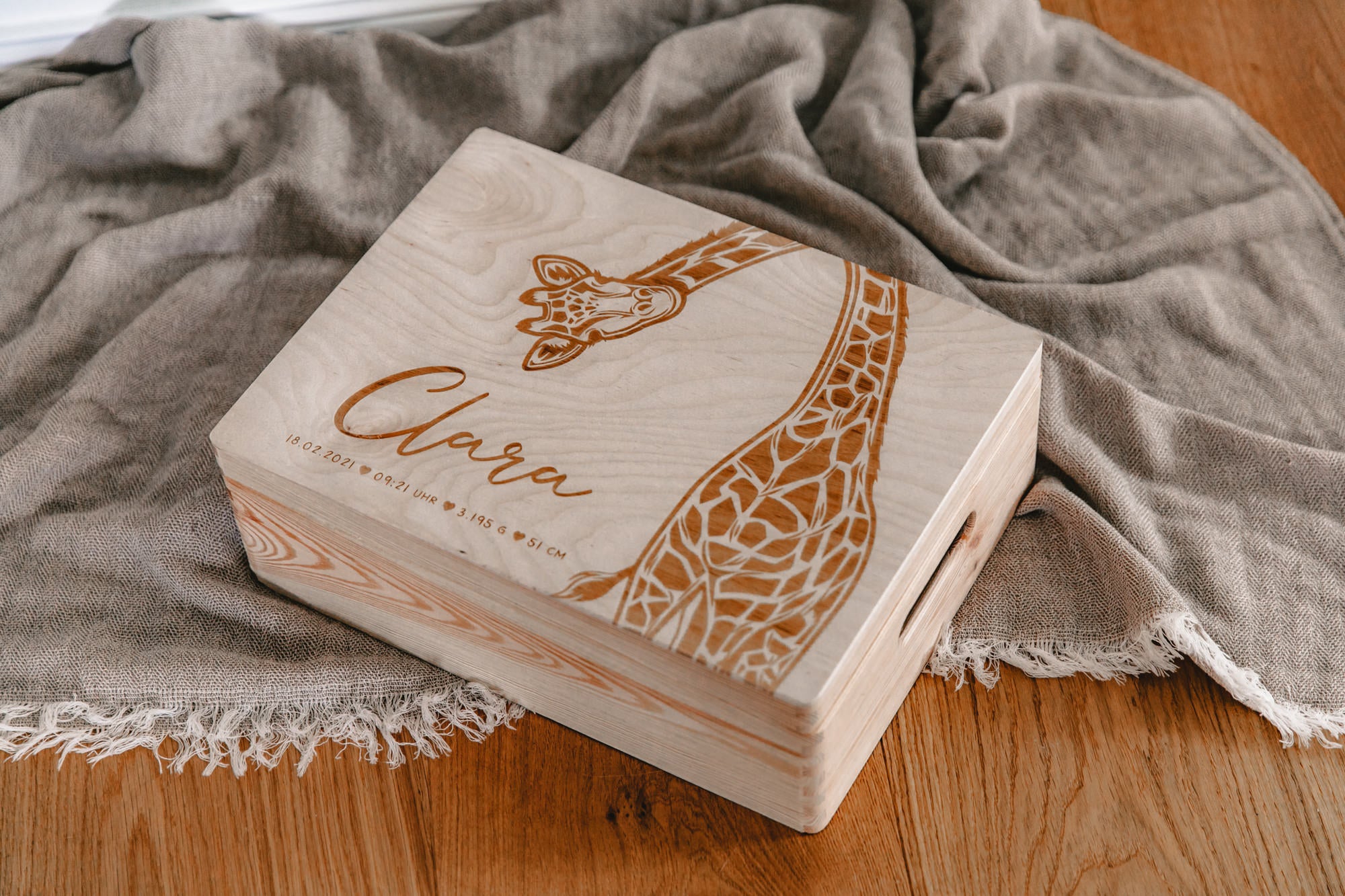 Erinnerungskiste aus Holz mit Giraffe - personalisiert