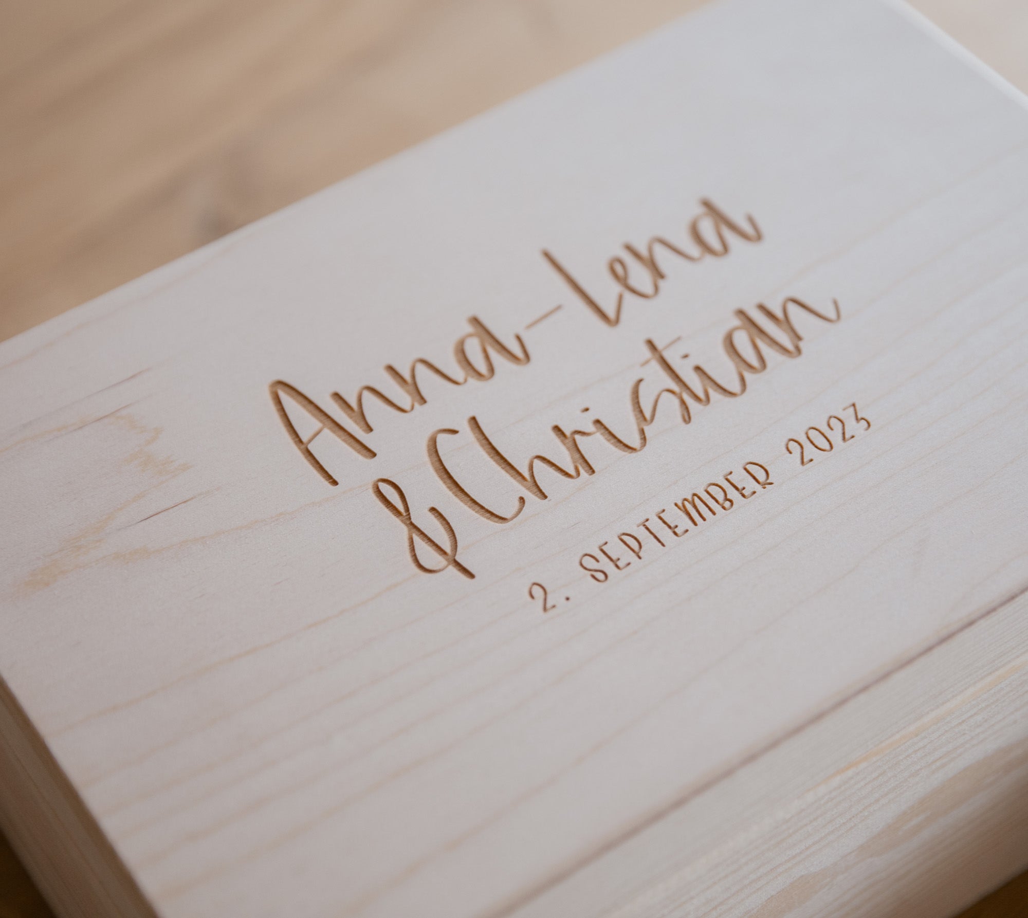 Personalisierte Erinnerungskiste zur Hochzeit – Holzkiste mit Namen & Gravur – Geschenk für Braut & Bräutigam