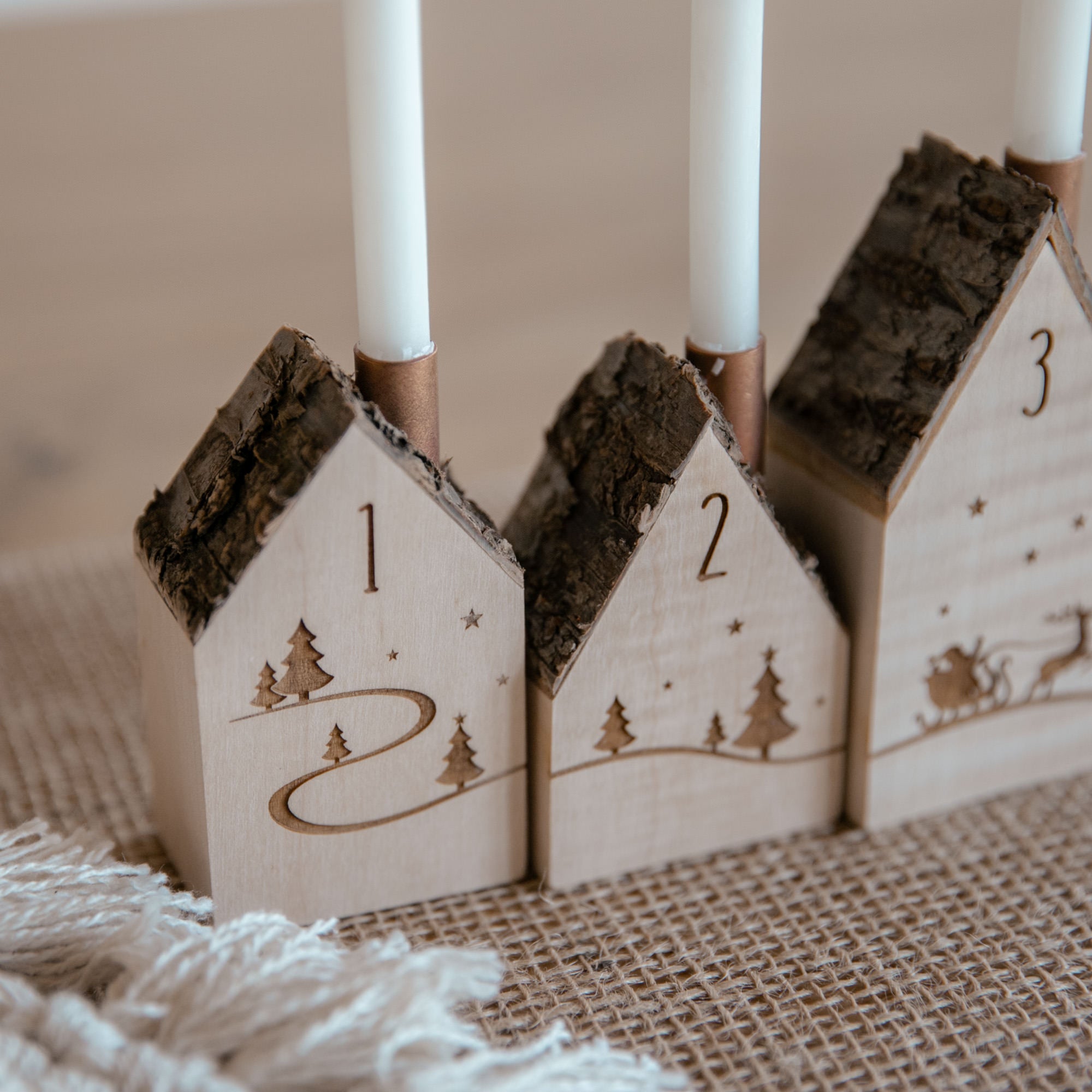 Kerzenhäuser aus Holz als Adventskranz