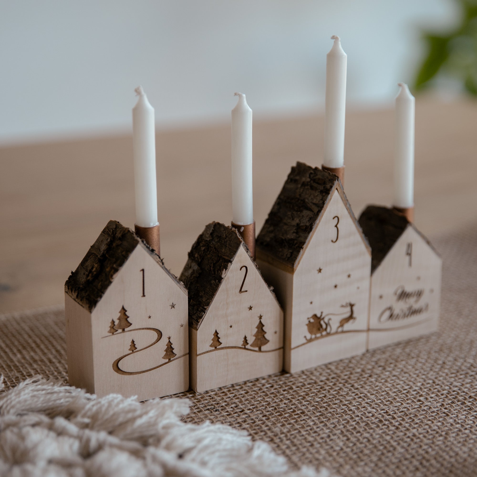Kerzenhäuser aus Holz als Adventskranz