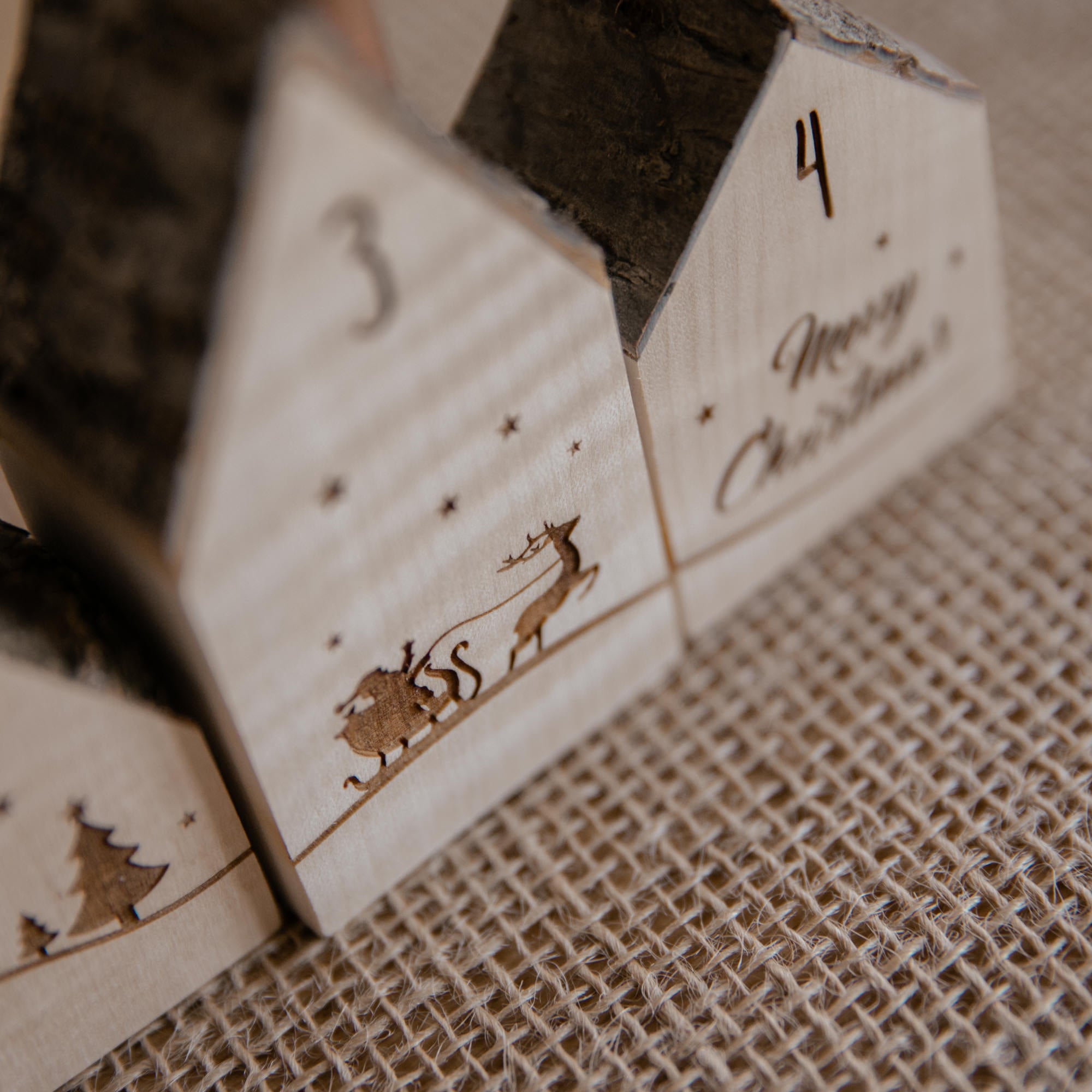 Kerzenhäuser aus Holz als Adventskranz