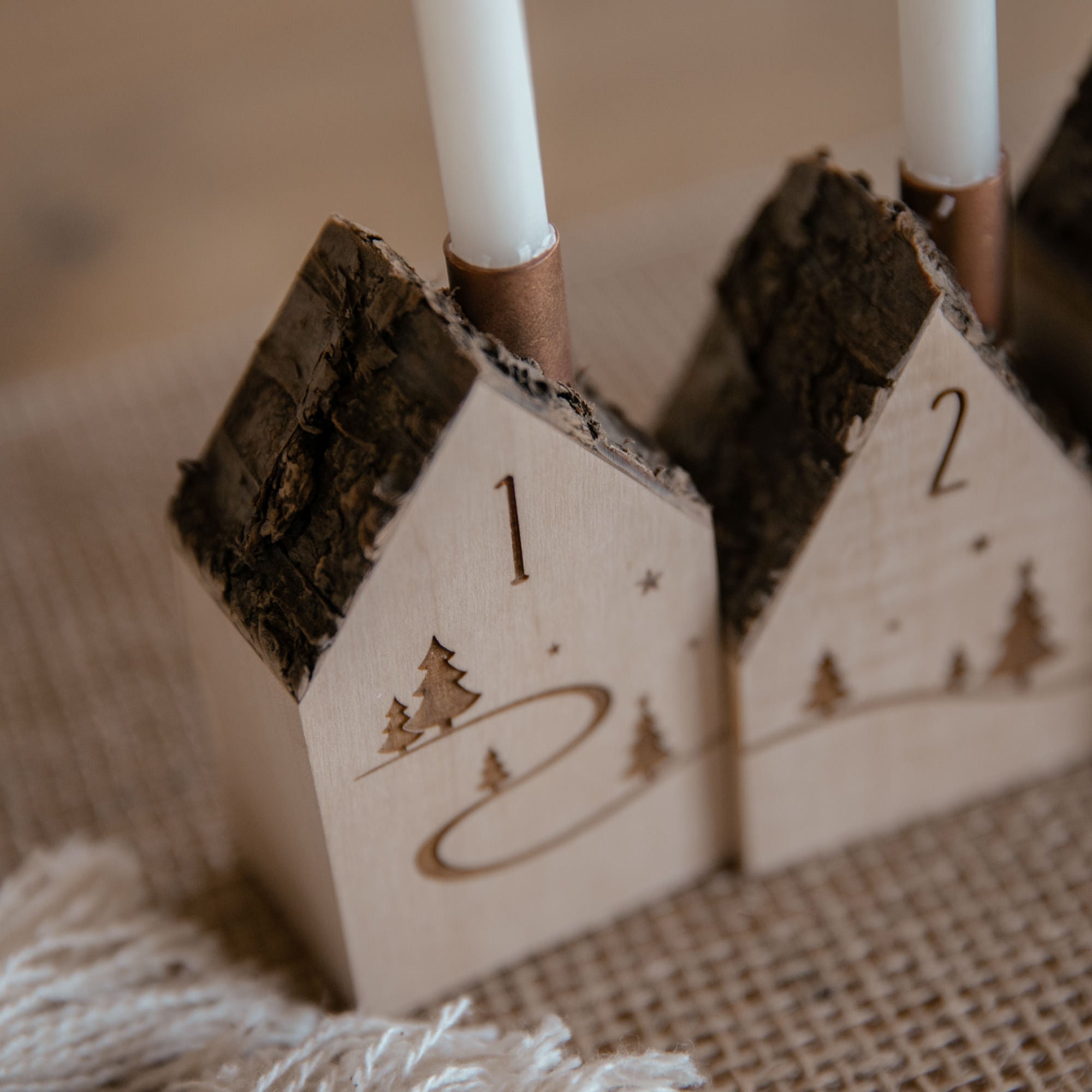 Kerzenhäuser aus Holz als Adventskranz