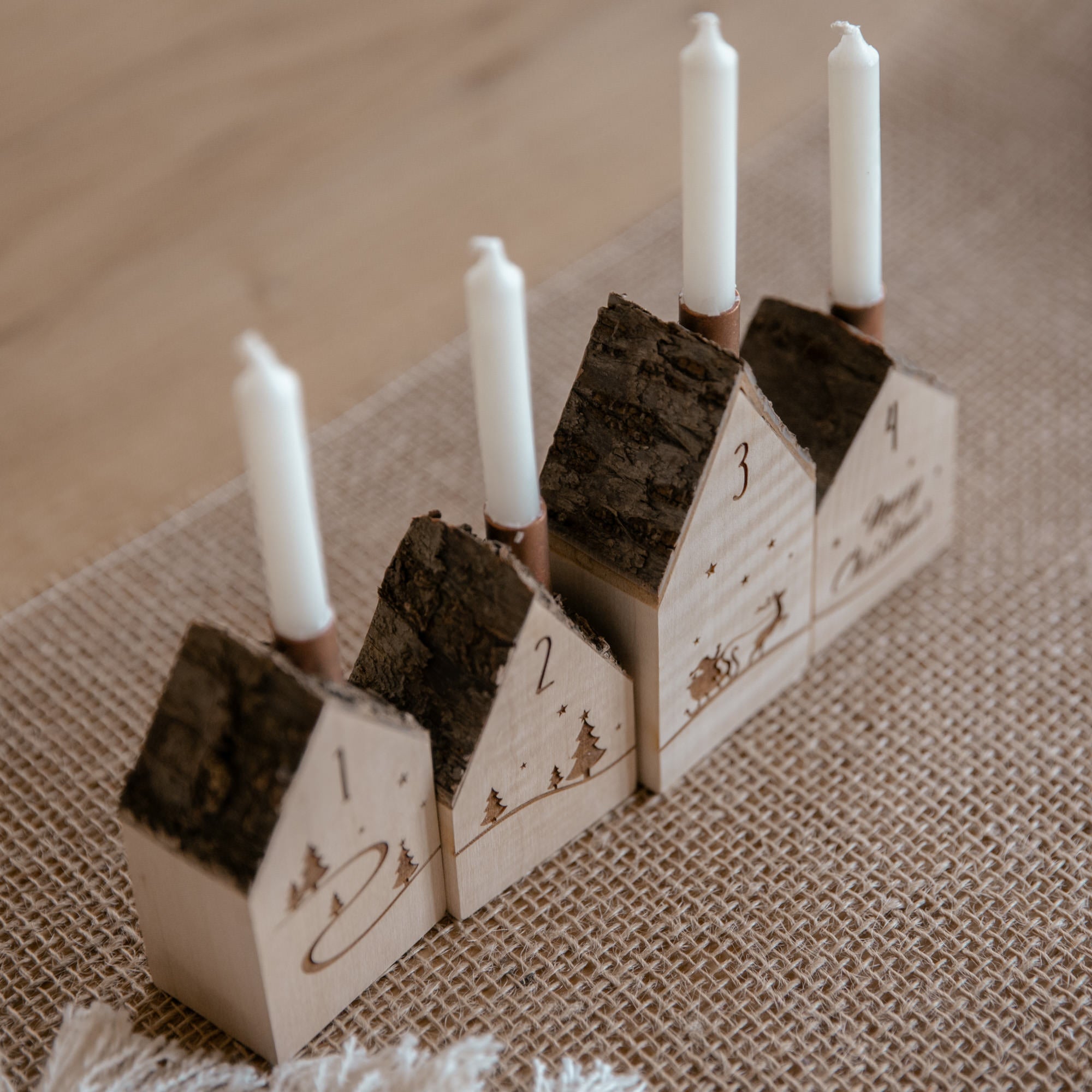 Kerzenhäuser aus Holz als Adventskranz