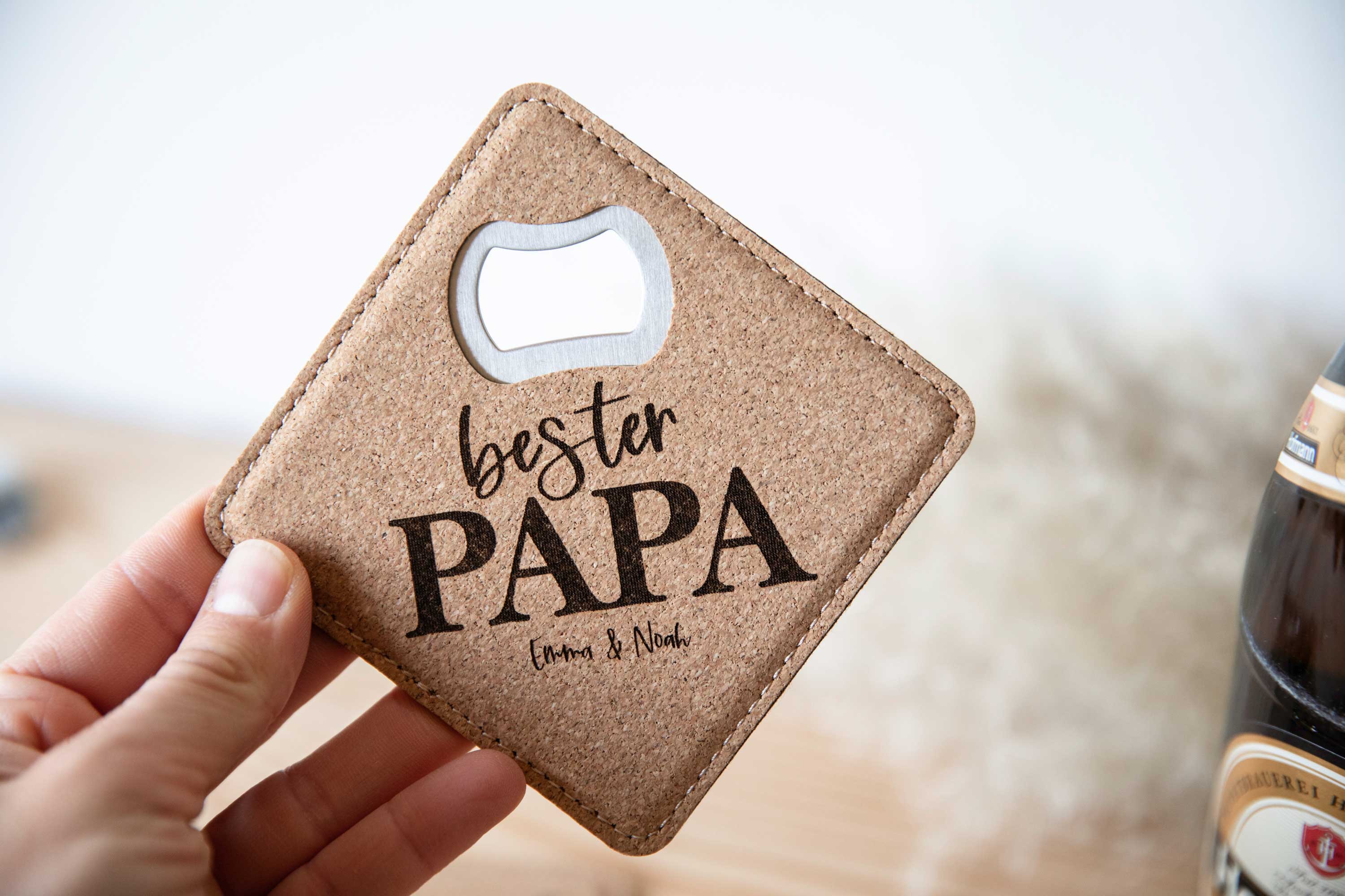 Personalisierter Flaschenöffner mit Gravur - Papa / Kork Untersetzer mit integriertem Öffner / Geschenk Papa / Vatertagsgeschenk / Kapselheber