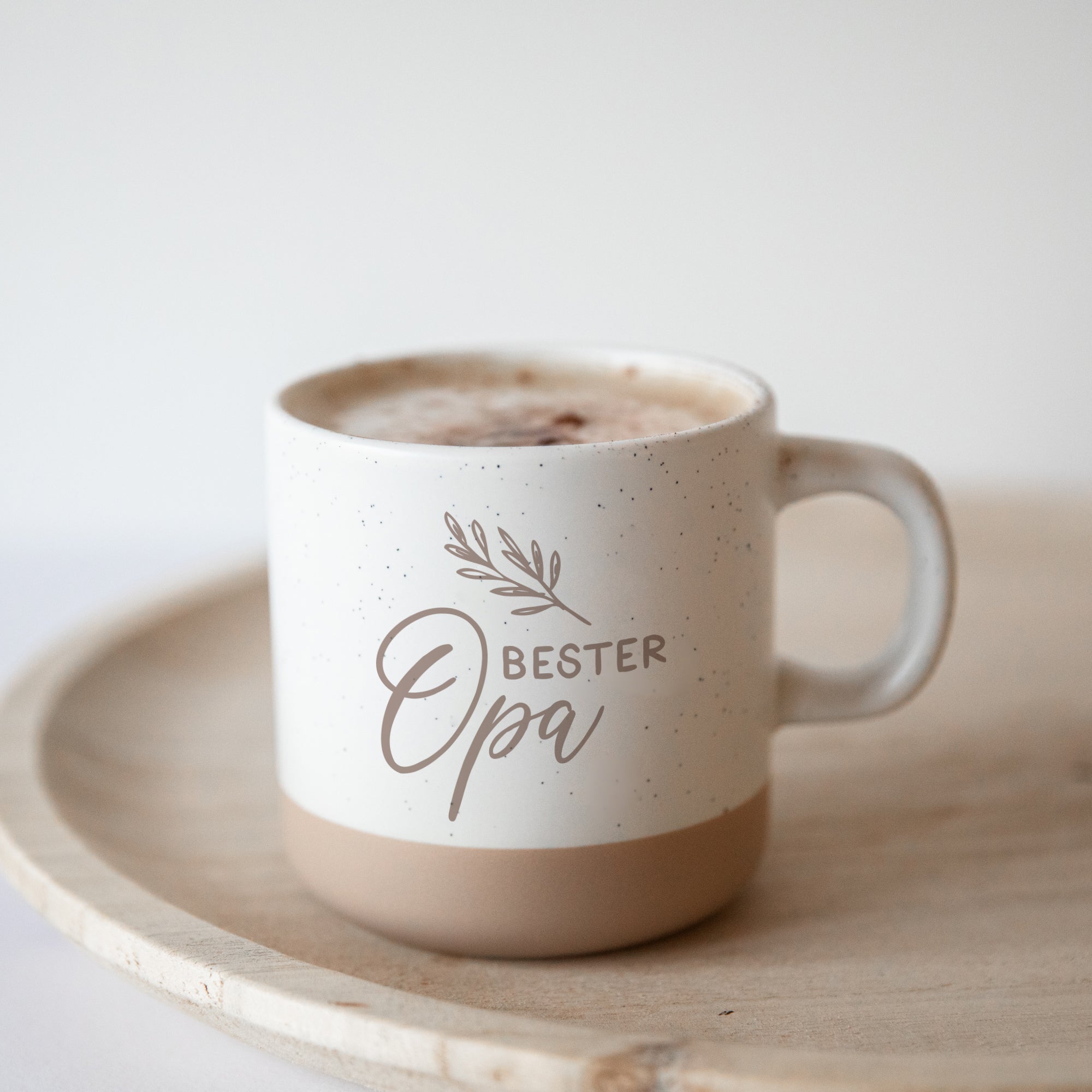 Die „Personalisierte Tasse aus Steingut“ von laserhelden mit Gravur „Bester Opa“ und Blätter-Design ist ein tolles Geschenk für Großväter.