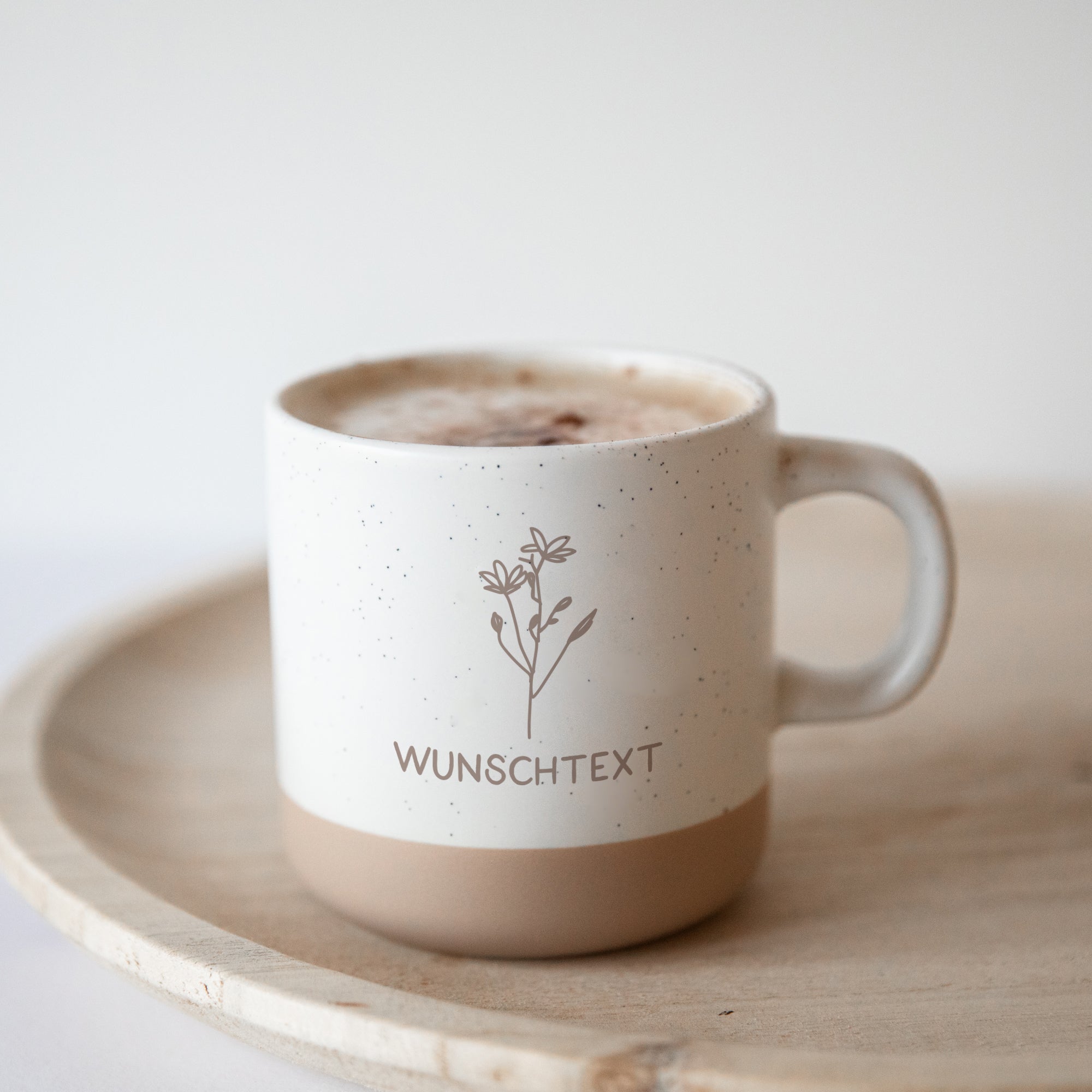 Personalisierte Tasse mit Wunschtext und Blume