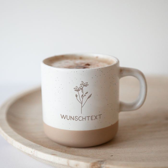 Personalisierte Tasse mit Wunschtext und Blume
