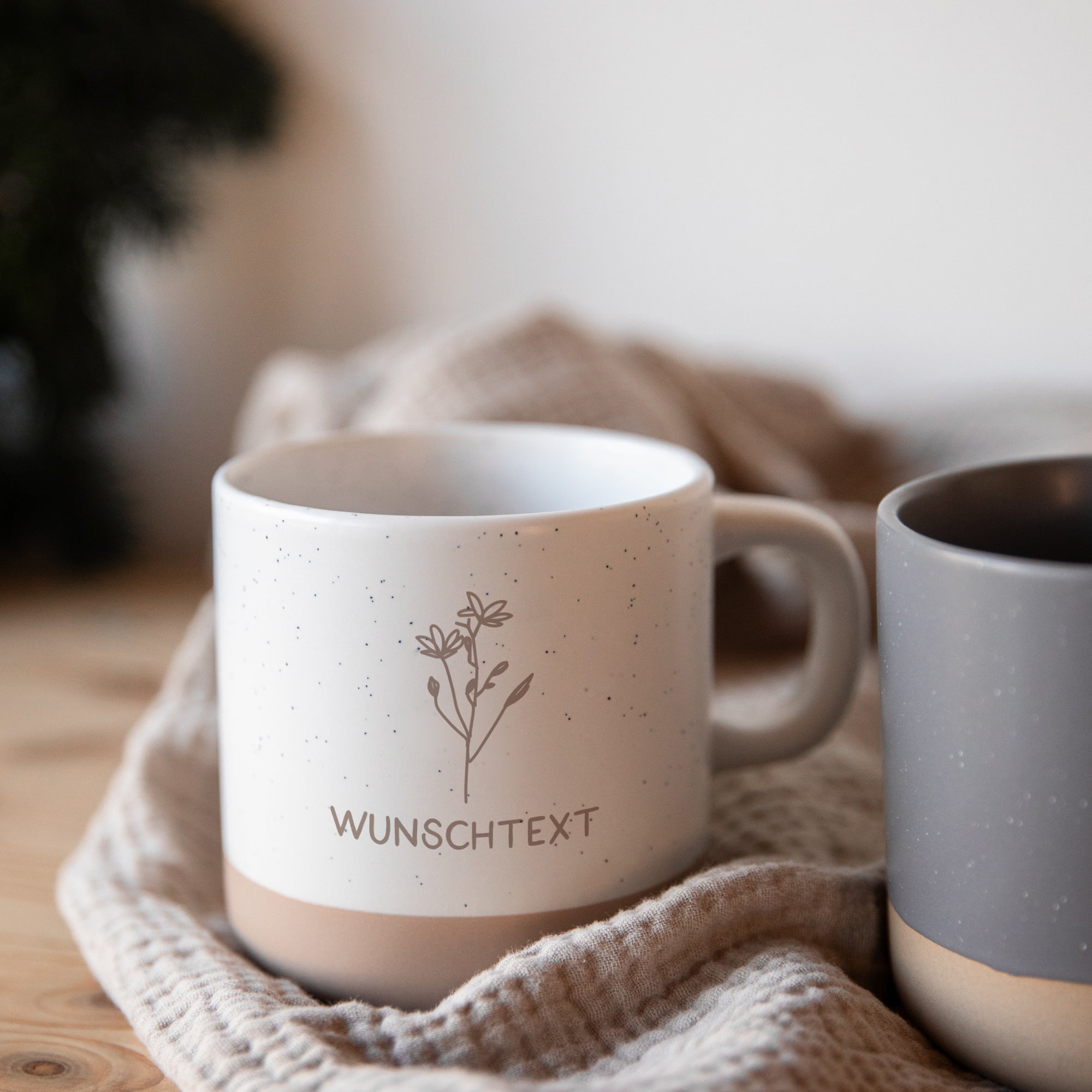 Personalisierte Tasse mit Wunschtext und Blume