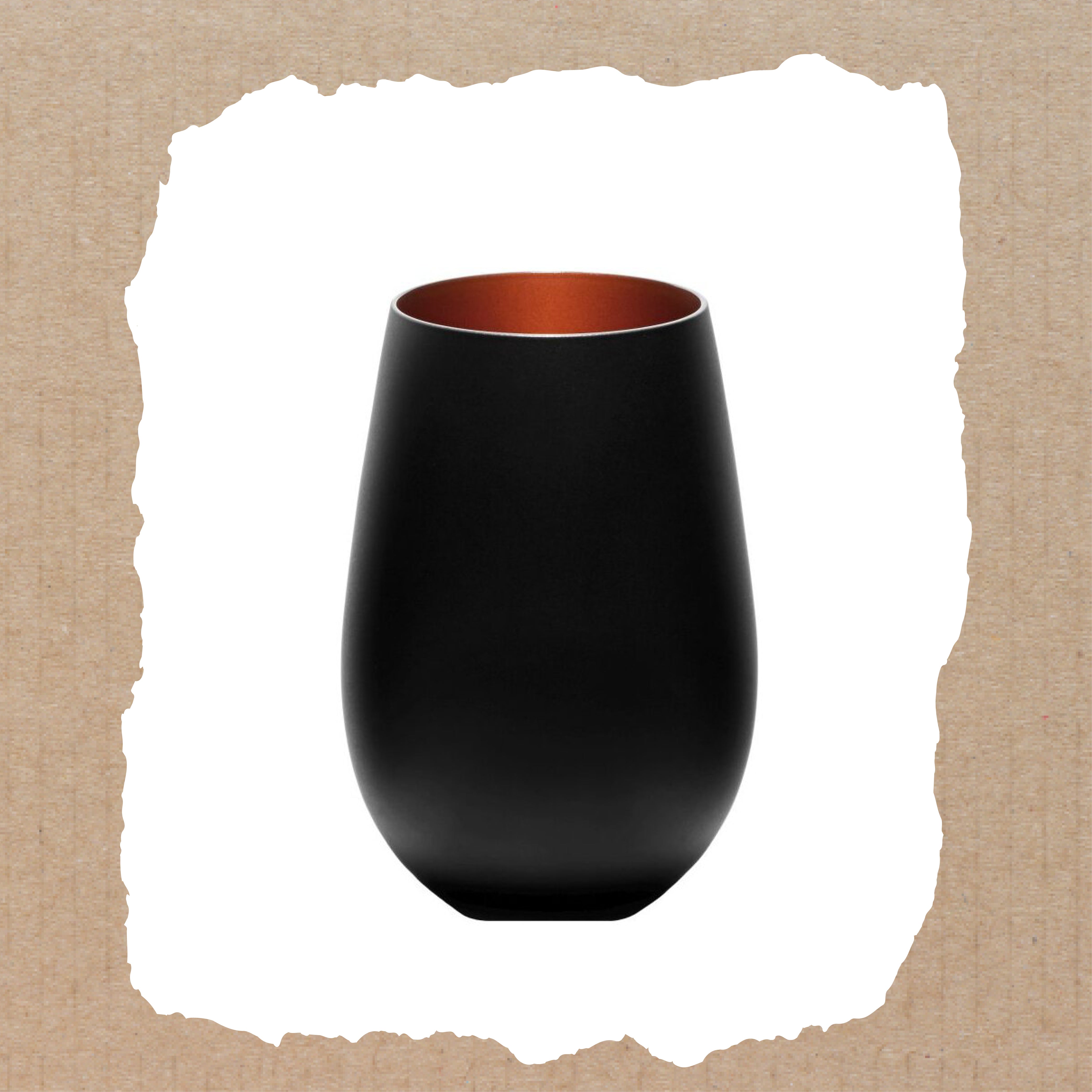 Ein personalisiertes Windlicht für die Familie „We are family“ von Laserhelden mit einer eleganten schwarzen Außenseite und einer glänzenden kupfernen Innenseite ruht elegant auf einem strukturierten Hintergrund aus zerrissenem Papier – perfekt für Familiengeschenke, die Liebe und Verbundenheit ausdrücken.