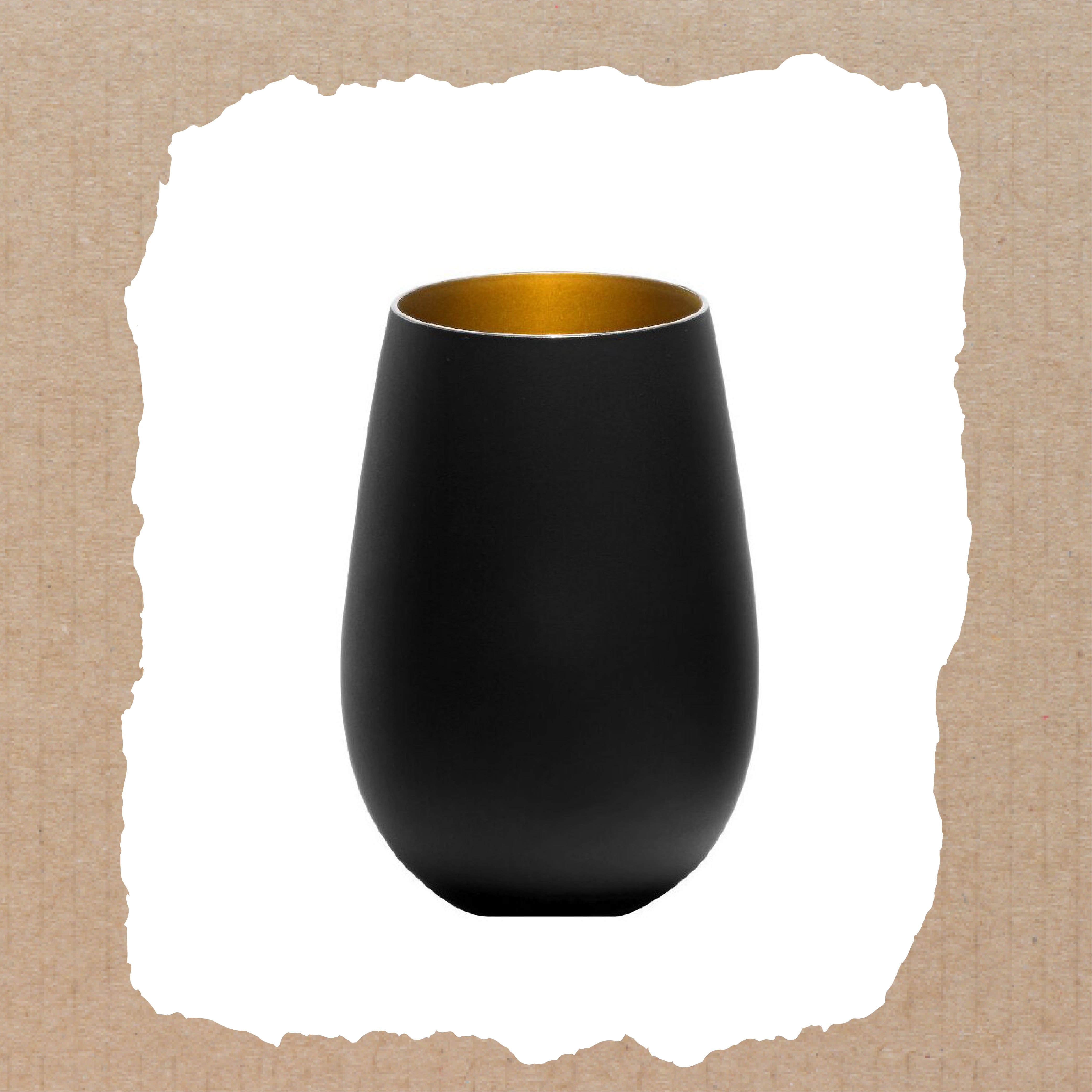 Eine mattschwarze Tasse mit einer glänzenden goldenen Innenseite, ähnlich einem personalisierten Windlicht mit der Aufschrift „We are family“, dargestellt auf einem strukturierten beigen Hintergrund.