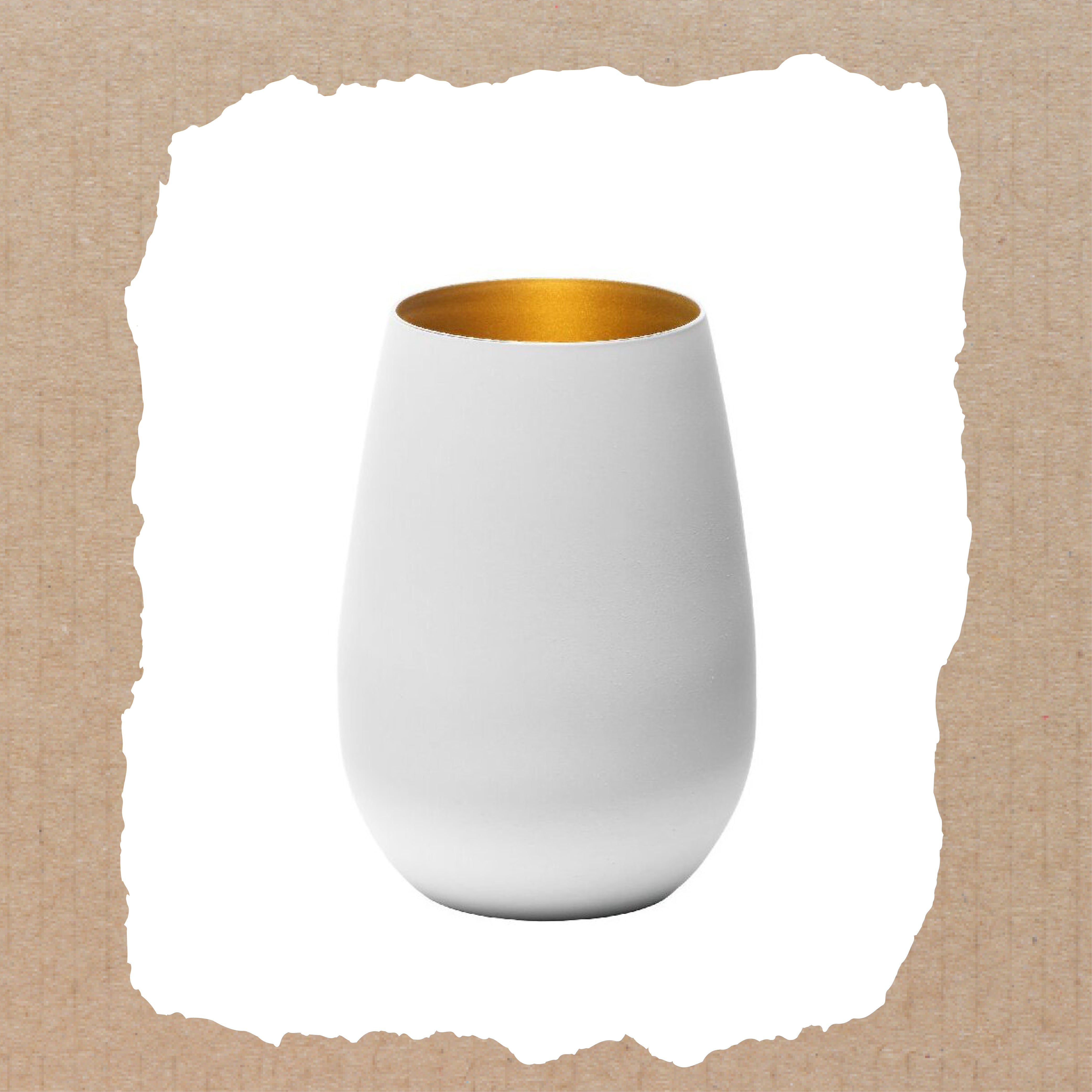 Dieses Familiengeschenk, das „Personalisierte Windlicht für die Familie ‚We Are Family‘“ von Laserhelden, ist ein weißer Becher mit goldener Innenseite auf abgerissenem Rand und feiert familiäre Bindungen perfekt.