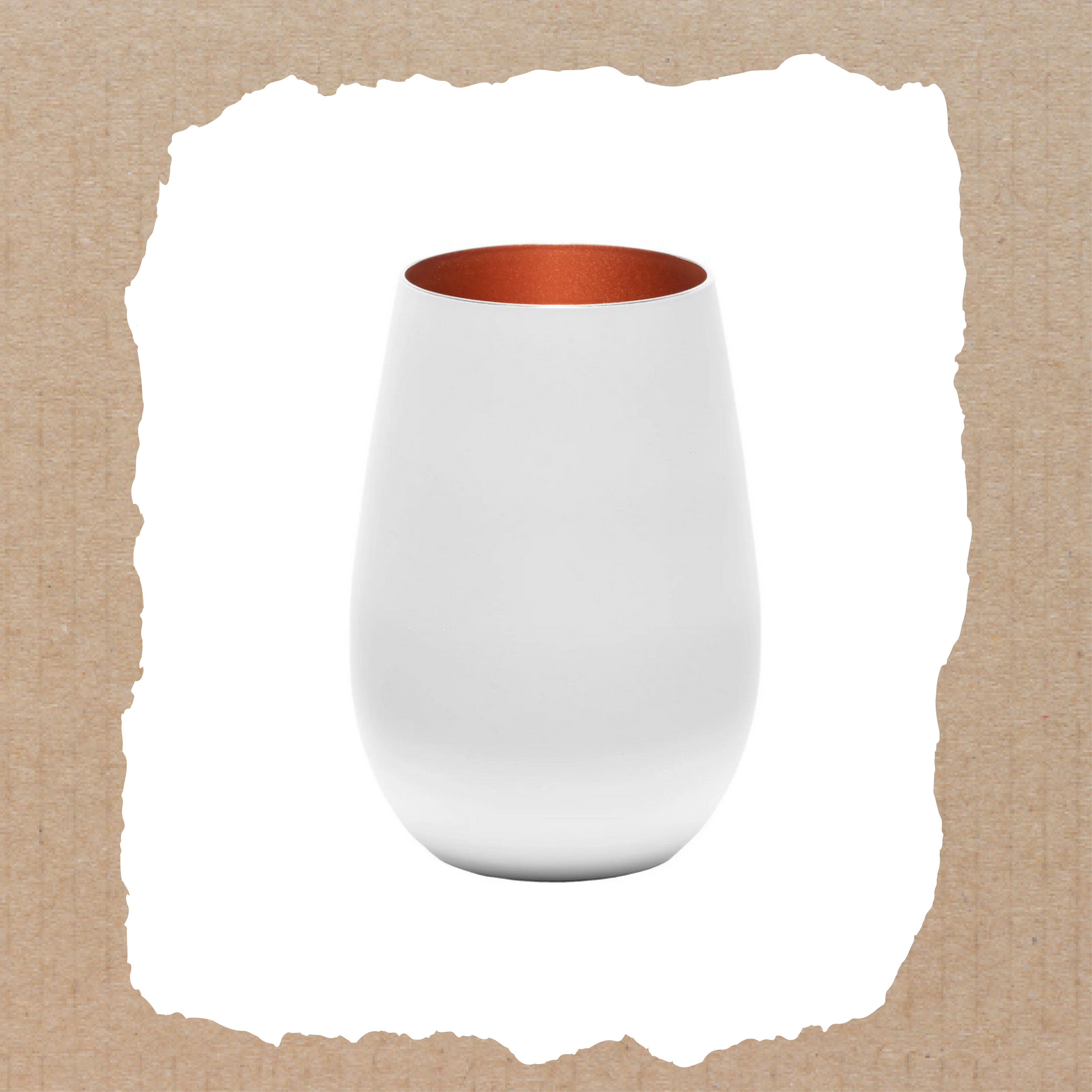 Das personalisierte Windlicht für die Familie „We are Family“ von Laserhelden mit seiner mattweißen Außenseite und der glänzenden Kupferinnenseite thront elegant auf einem zerrissenen, strukturierten braunen Hintergrund und ist damit das perfekte Familiengeschenk, um Wärme und Zusammengehörigkeit zu symbolisieren.