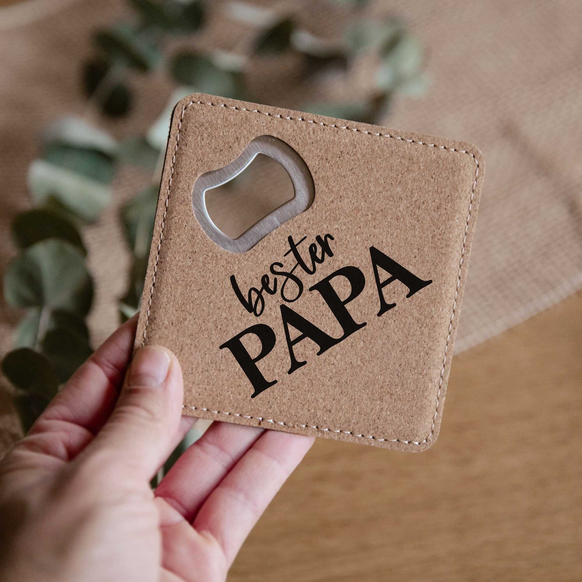 Flaschenöffner mit Gravur - Bester Papa / Kork Untersetzer mit integriertem Öffner / Geschenk Papa / Vatertag / Kapselheber