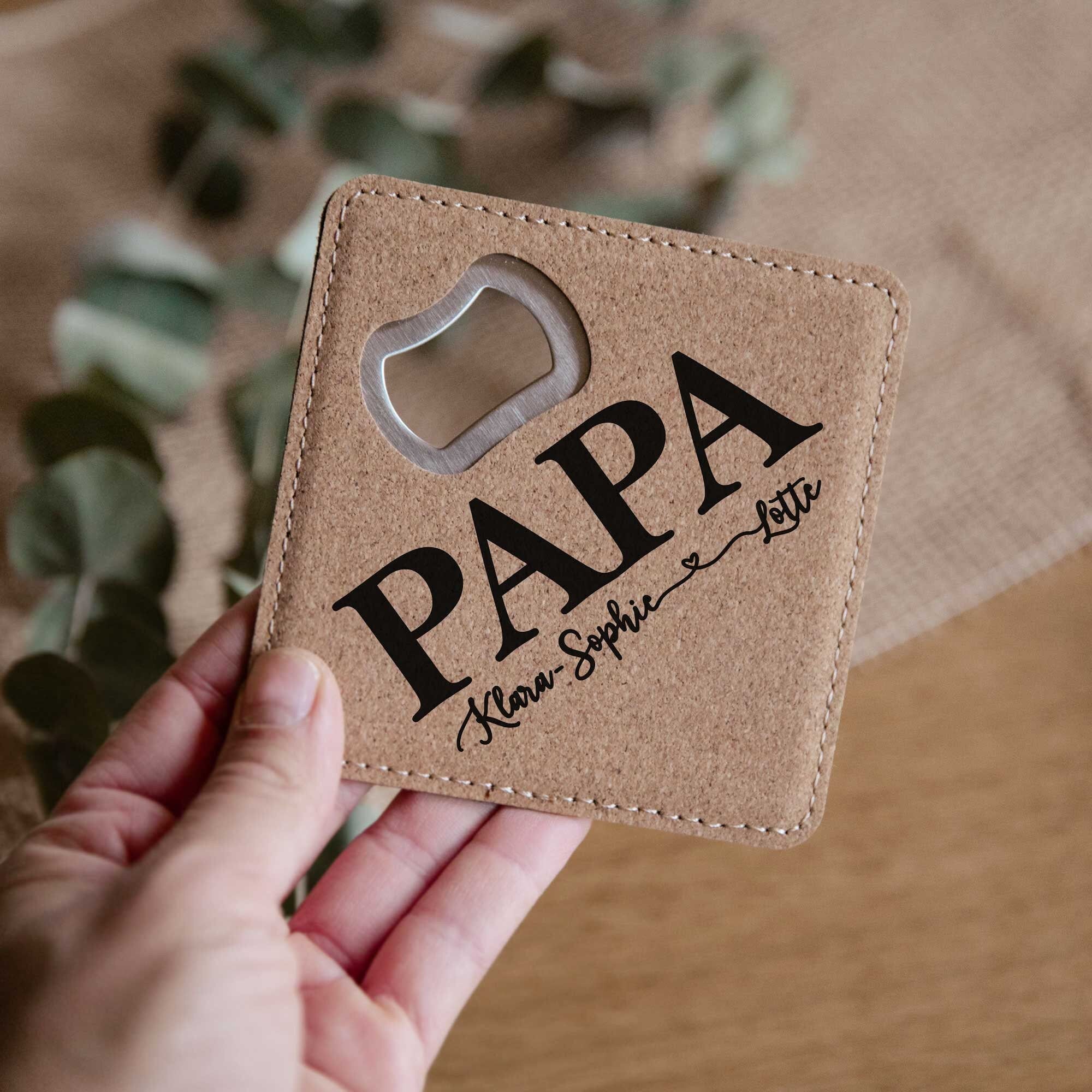 Personalisierter Flaschenöffner mit Gravur - Papa / Kork Untersetzer mit integriertem Öffner / Geschenk Papa / Vatertagsgeschenk / Kapselheber