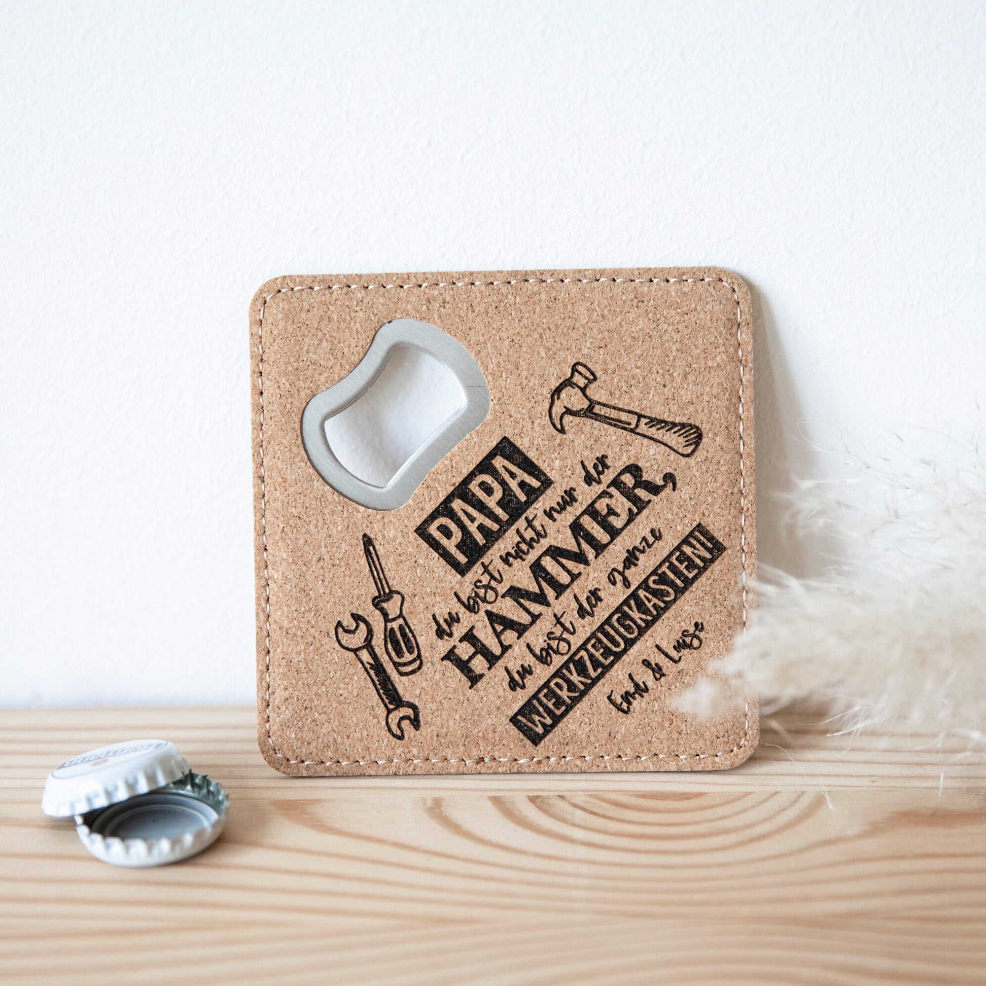 Personalisierter Flaschenöffner mit Gravur / Kork Untersetzer mit integriertem Öffner / Geschenk Papa / Vatertag / Kapselheber