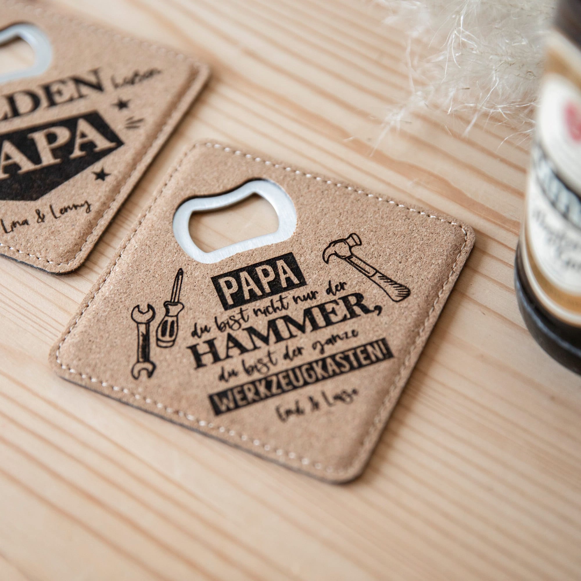 Personalisierter Flaschenöffner mit Gravur / Kork Untersetzer mit integriertem Öffner / Geschenk Papa / Vatertag / Kapselheber