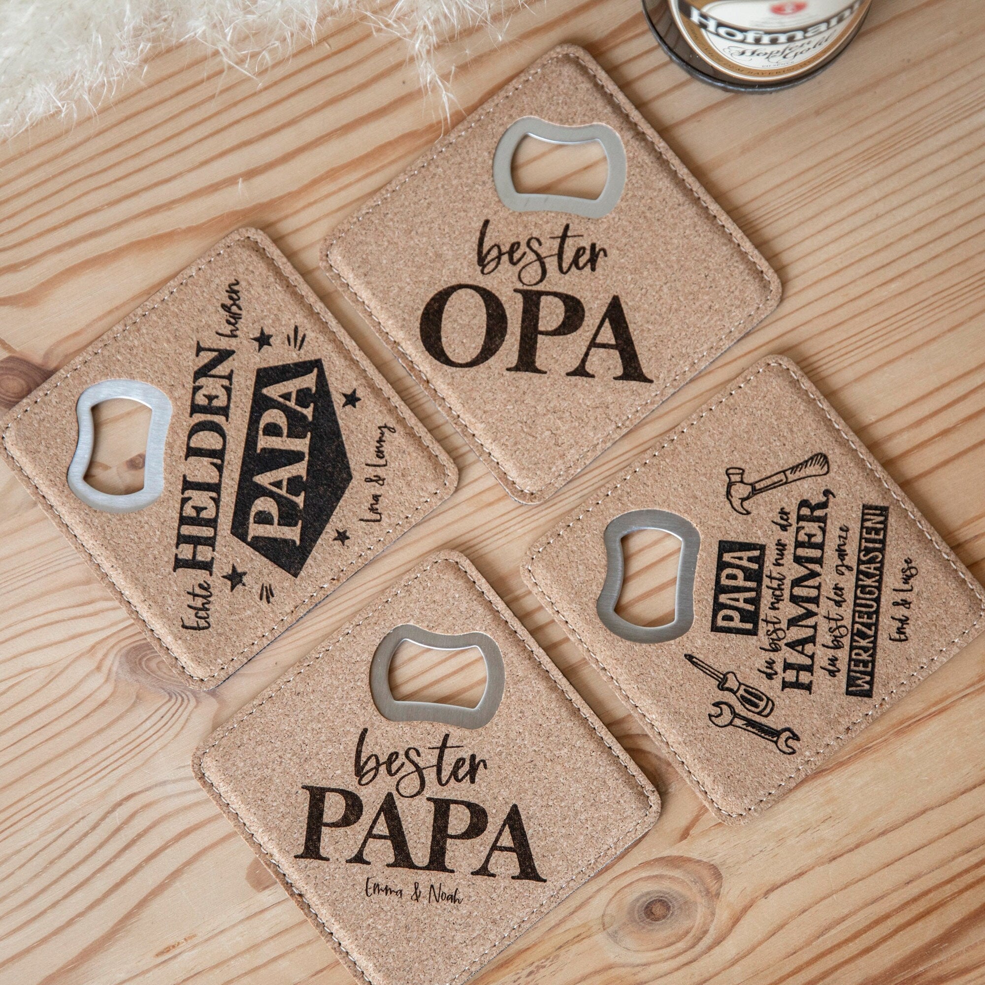 Personalisierter Flaschenöffner mit Gravur / Kork Untersetzer mit integriertem Öffner / Geschenk Papa / Vatertag / Kapselheber