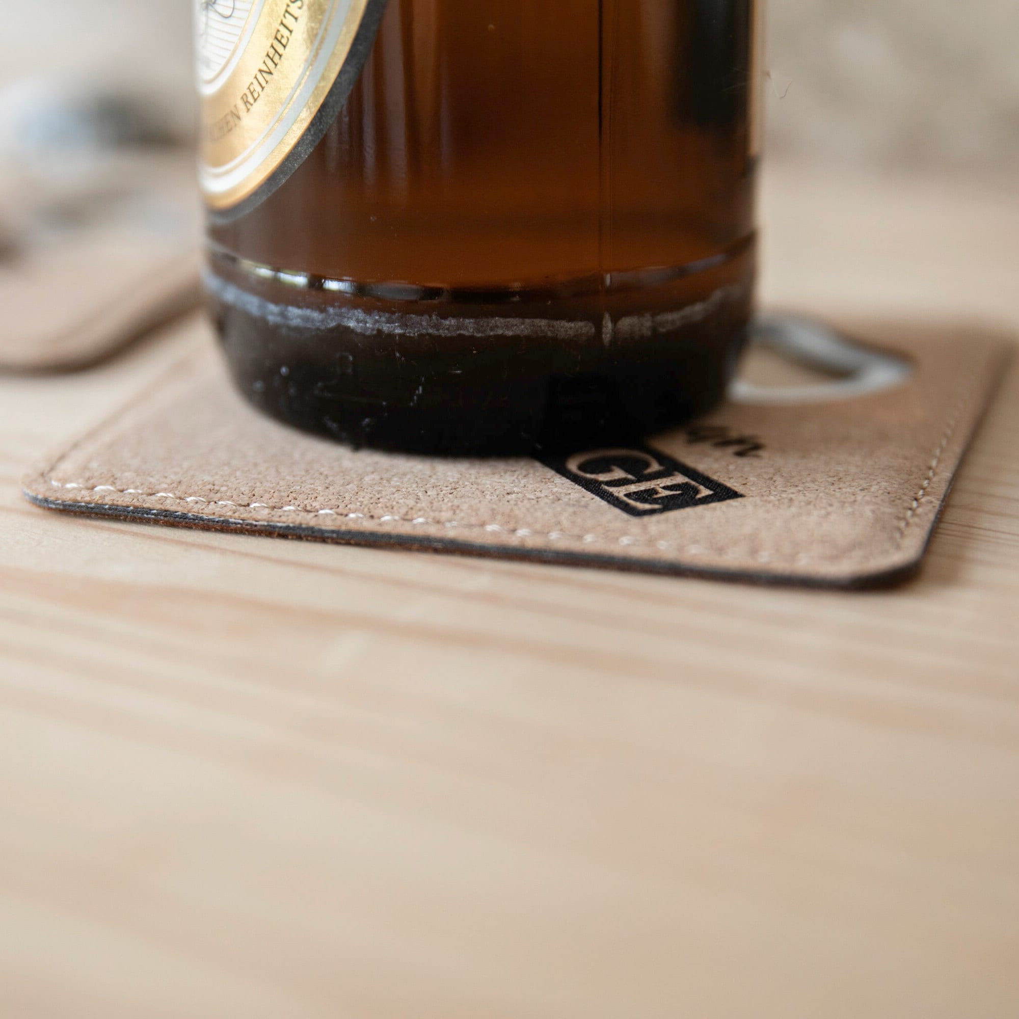 Personalisierter Flaschenöffner mit Gravur / Kork Untersetzer mit integriertem Öffner / Geschenk Papa / Vatertag / Kapselheber