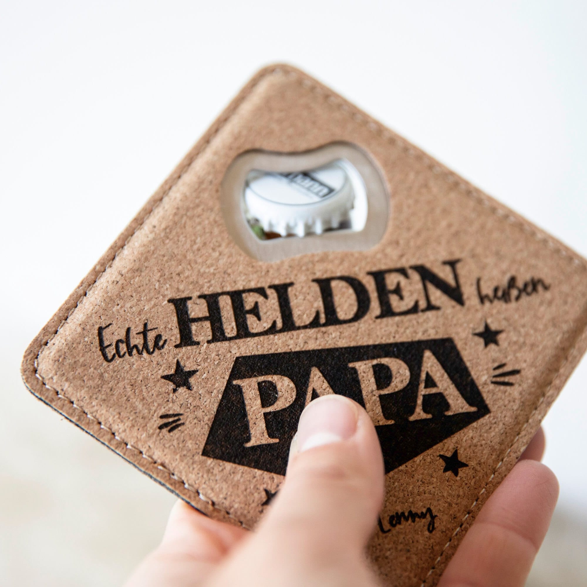 Personalisierter Flaschenöffner mit Gravur / Kork Untersetzer mit integriertem Öffner / Geschenk Männer / Vatertag / Kapselheber